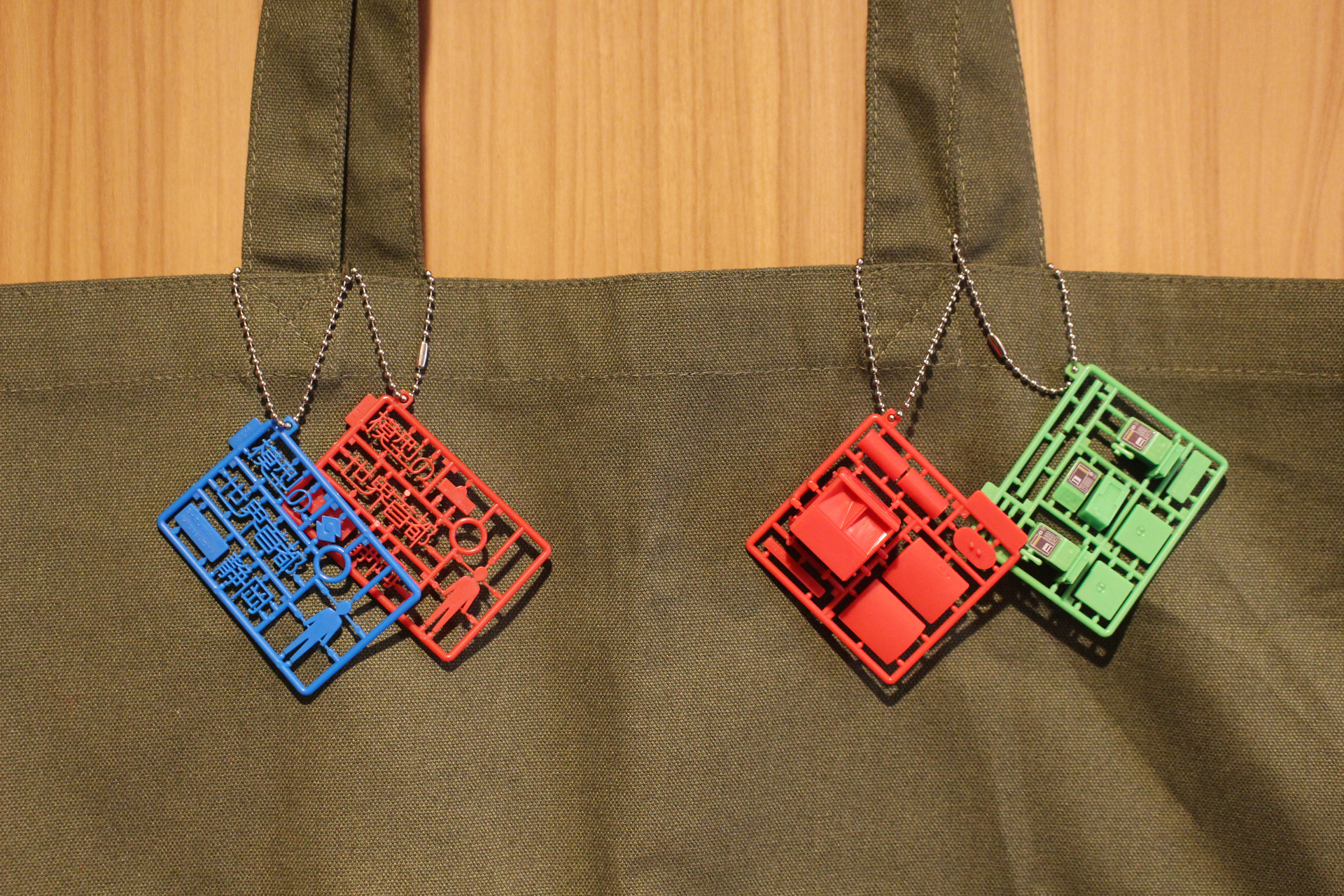 ラインナップの4種類。キーホルダータイプなのでバッグなどに付ければ結構目立つ。ボールチェーンを外して消しゴムなどで台座を作って立てて飾ってみるのも面白いかも