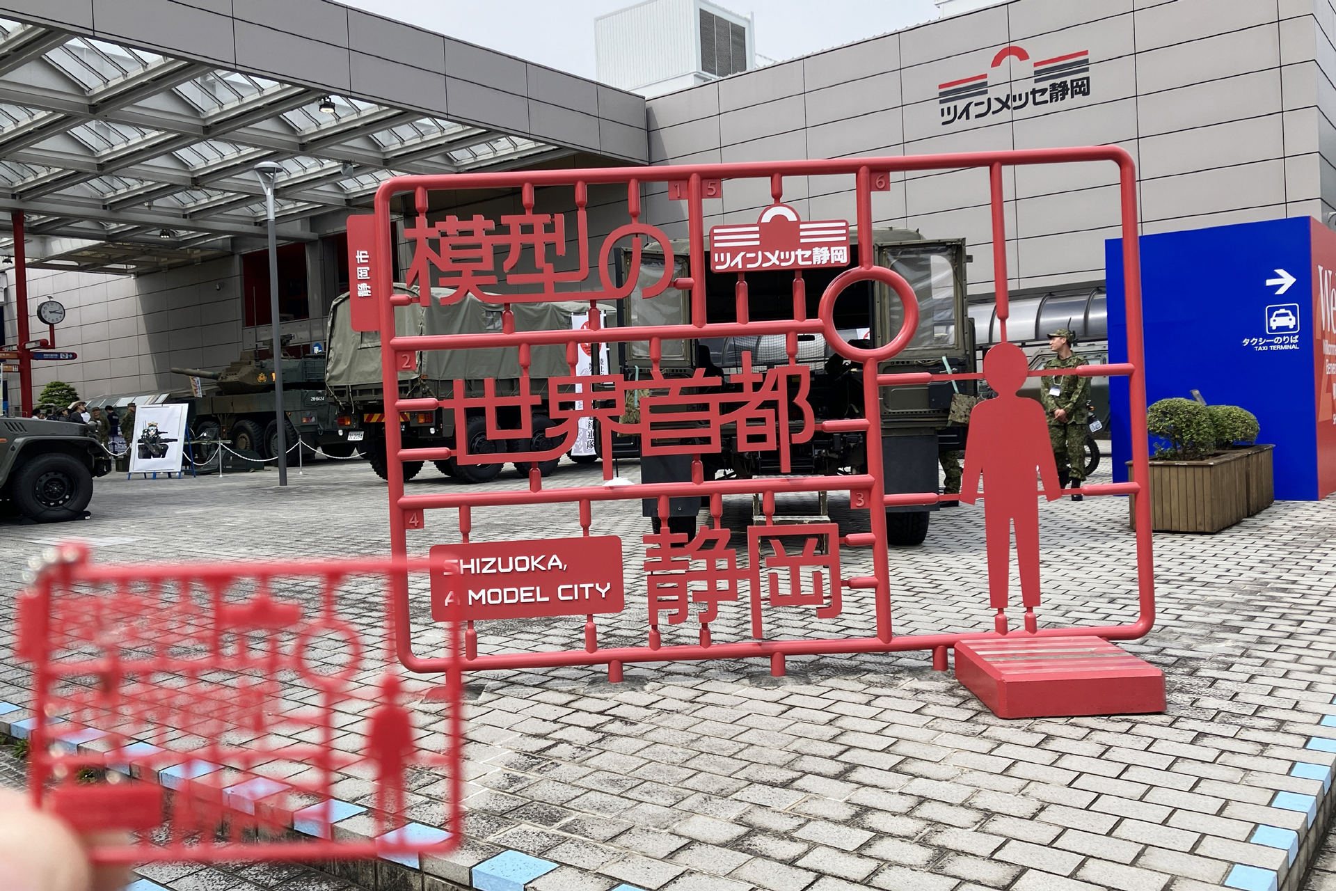 モニュメントのカラーは赤。ホビーショーに来たことがある人は記念撮影をしたことがあるのでは？