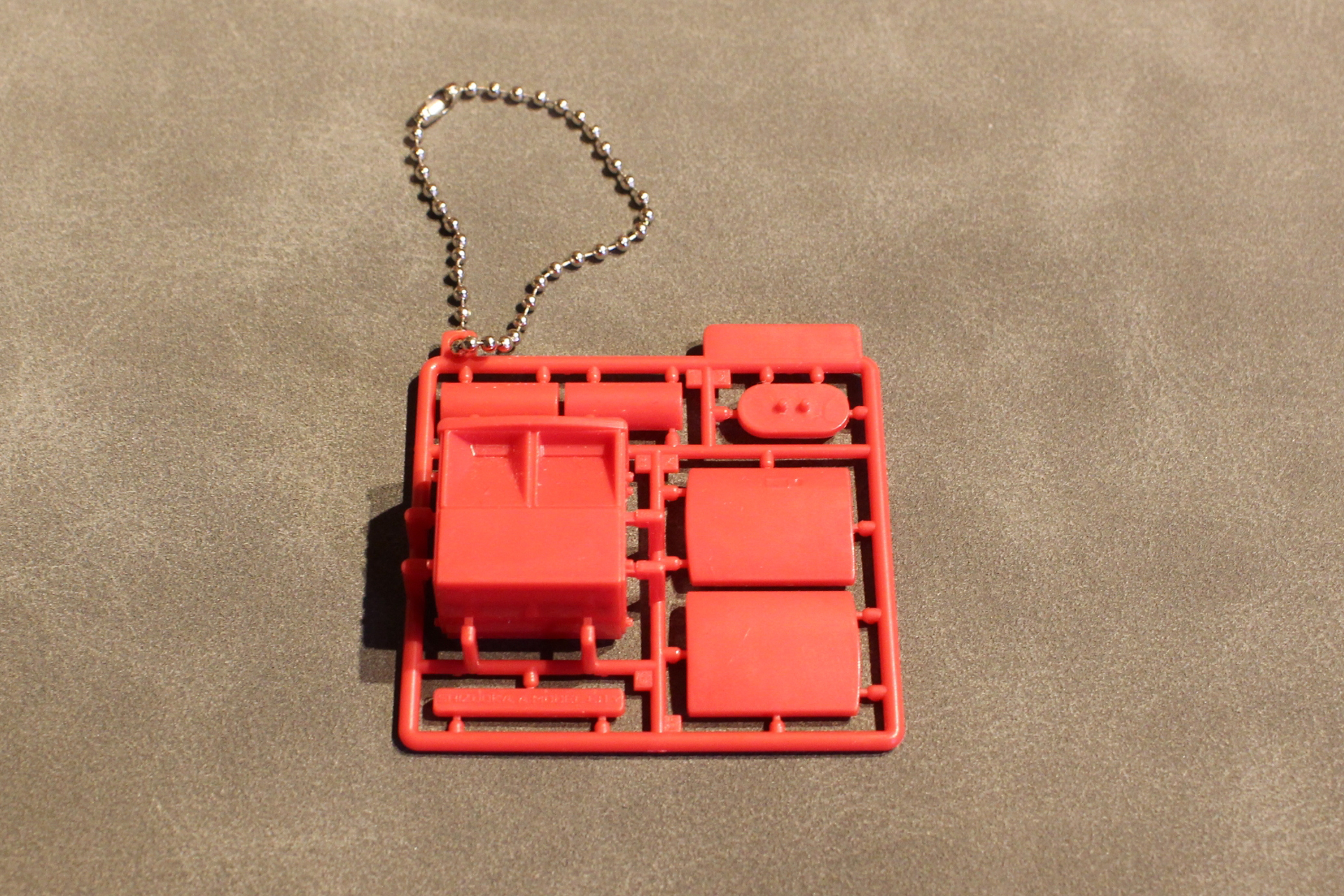 形はそのままだが、未塗装でシールも付属しないため、見た目はちょっと寂しい。投函口だけでも塗装をしてみるとよさそうだ