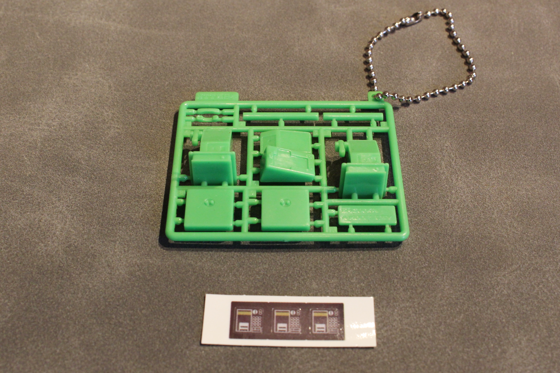 今回のラインナップで唯一シールが付属し、プッシュボタン周辺のデザインを表現している