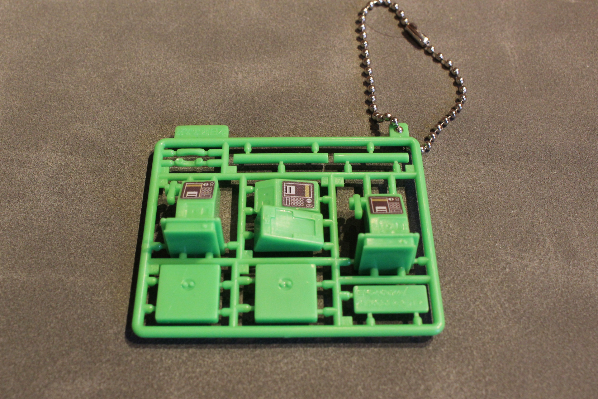 今回のラインナップで唯一シールが付属し、プッシュボタン周辺のデザインを表現している