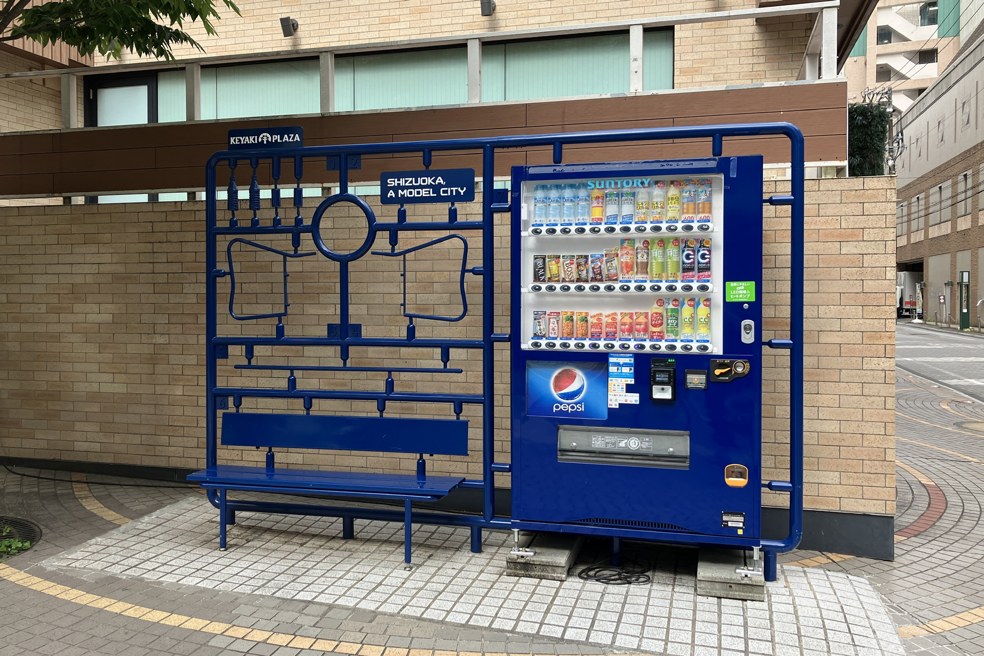 街中に溶け込んだプラモニュメント。JR静岡駅周辺にも結構な数が存在しているので、静岡市に行くときは訪れてみよう