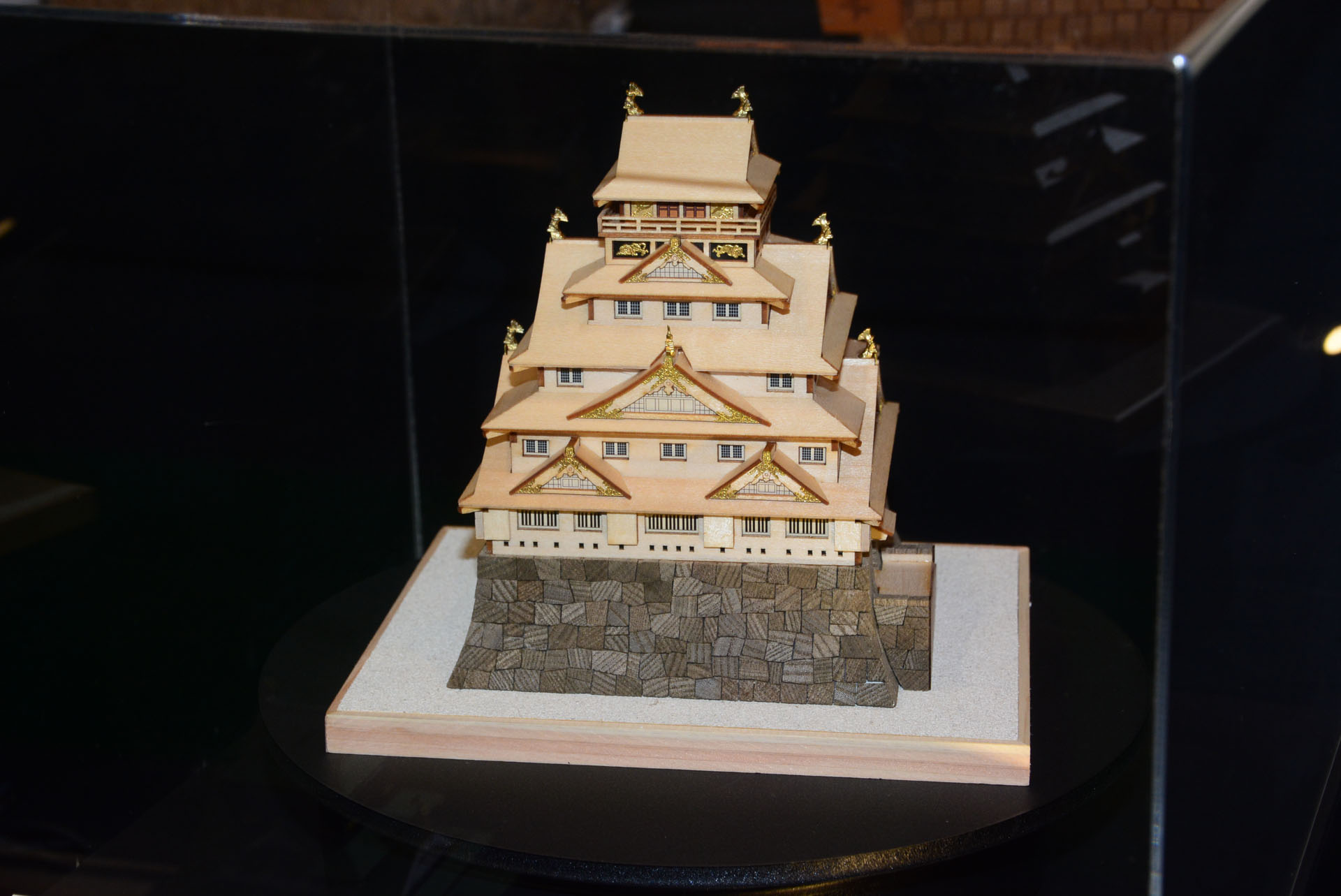 大阪城を1/150スケールで表現。初心者にも組み立てやすい設計になっている