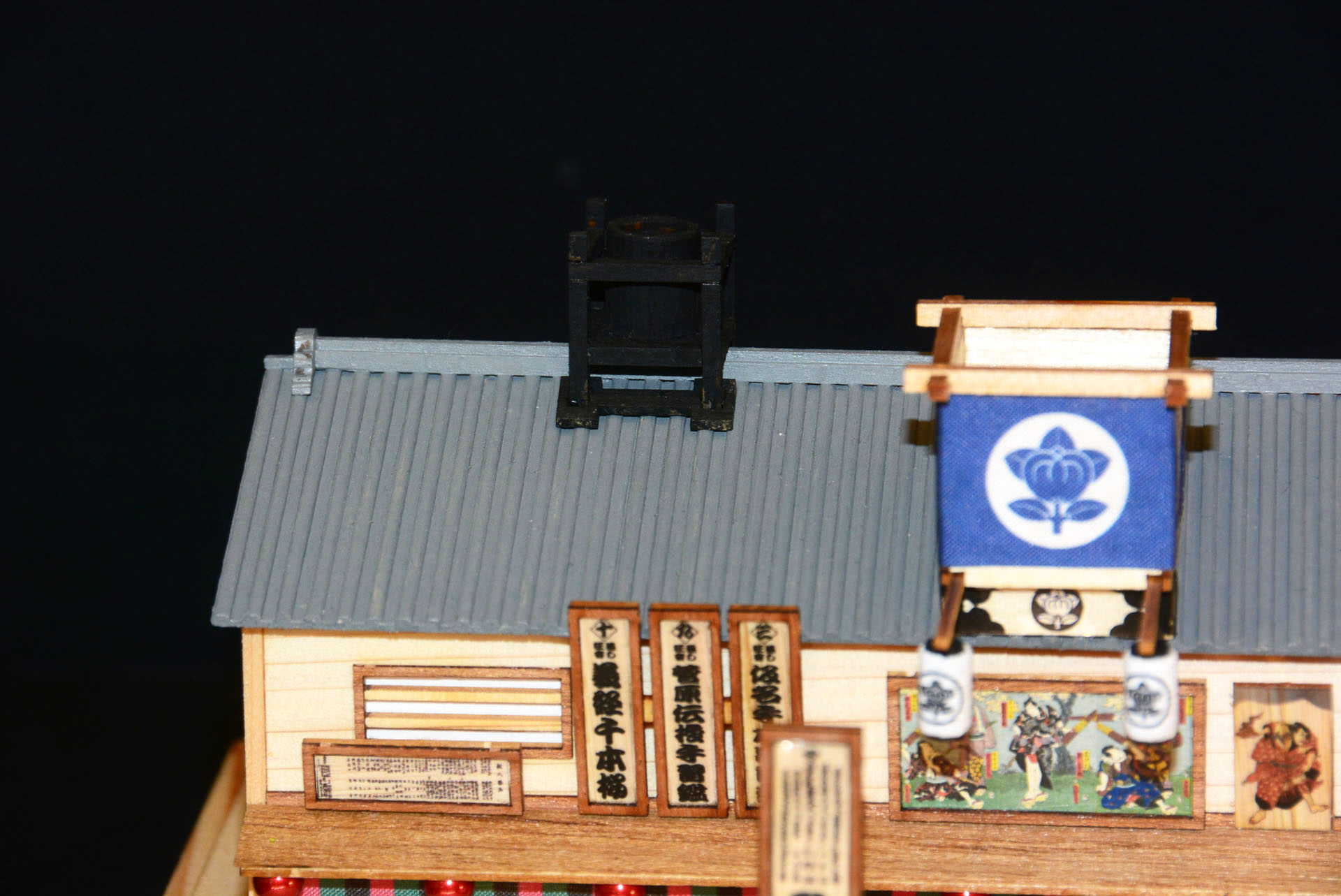 屋根の上の桶は防火用設備。当時の建物の知識も深まる