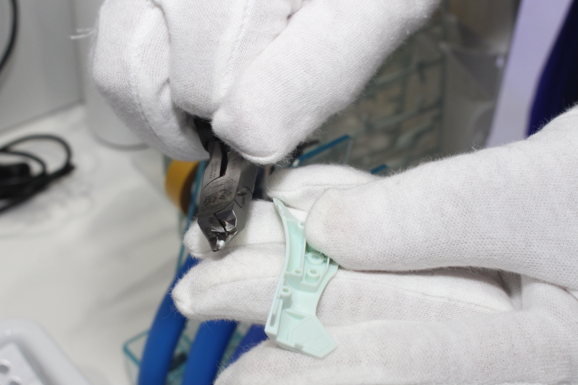 切断時の負荷が小さいので、切断面の白化がしにくい。繊細な作りなので刃の破損や歪みが起こりやすいので、扱いに慣れた上級者向けのツールだ