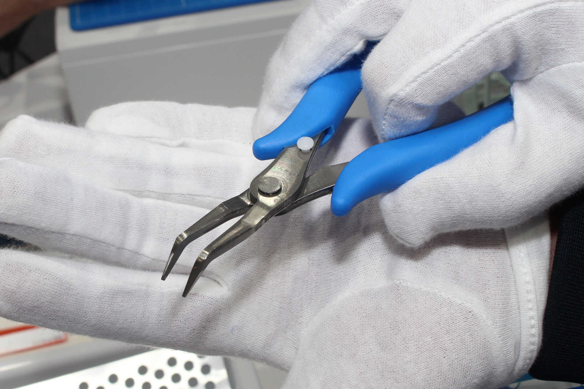 ピンセットのようにパーツを飛ばしてしまう恐れが少なく、確実に掴むことができる。先細なので小さなパーツにも向いている。形状は好みで選ぼう。収納時に先を閉じるストッパー付き