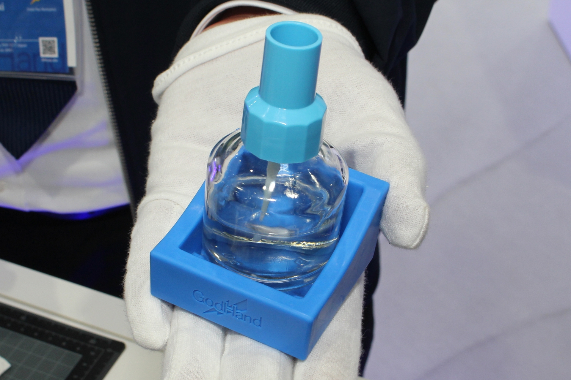 社員が欲しいから作ったという商品の一つ「ボトルスタンド」（発売中、価格は935円）接着剤や塗料のボトルを置くためのスタンドで、通常は平置きで、中身が減ってきたときはボトルを傾けて置いた状態で作業ができる