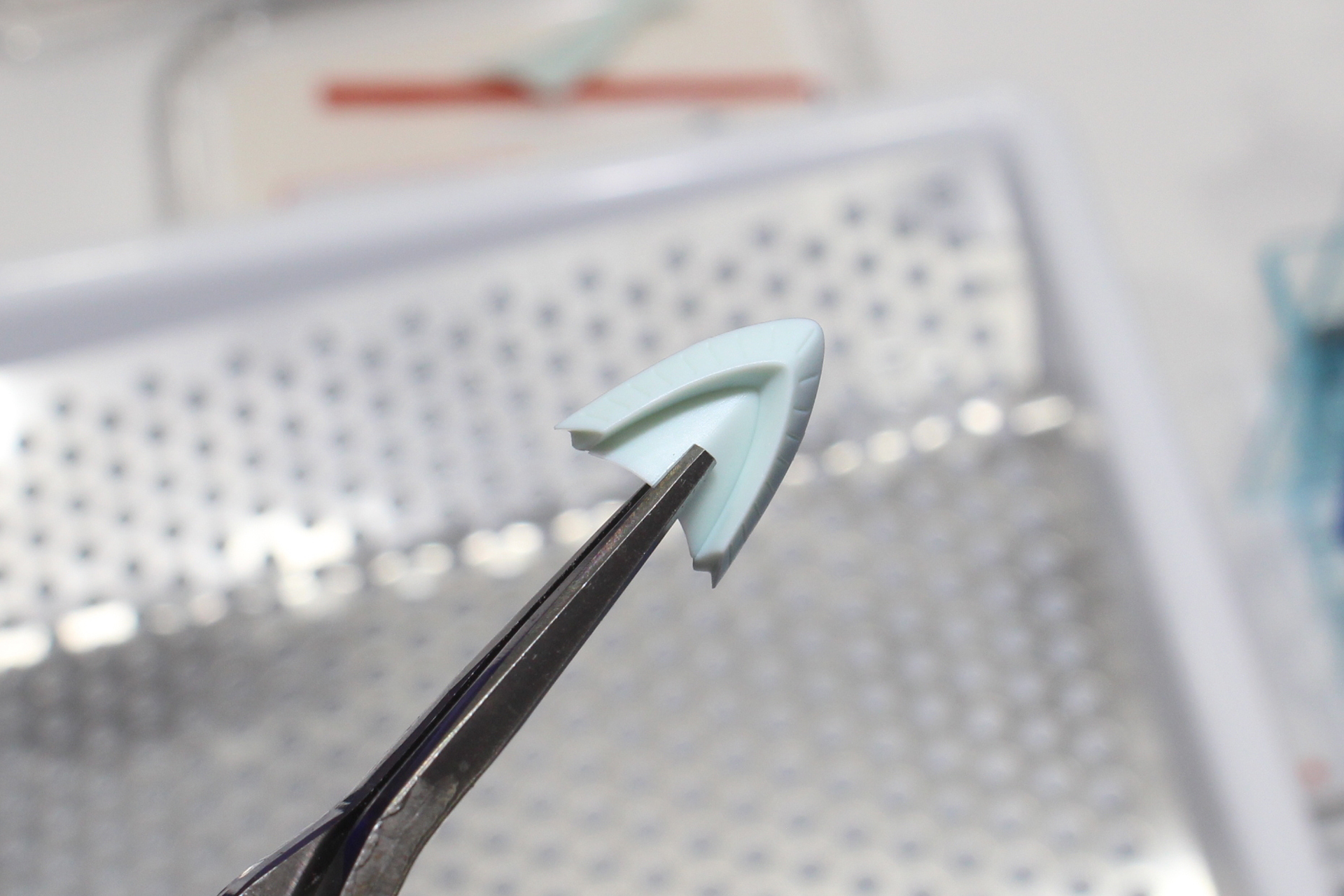 ピンセットのようにパーツを飛ばしてしまう恐れが少なく、確実に掴むことができる。先細なので小さなパーツにも向いている。形状は好みで選ぼう。収納時に先を閉じるストッパー付き