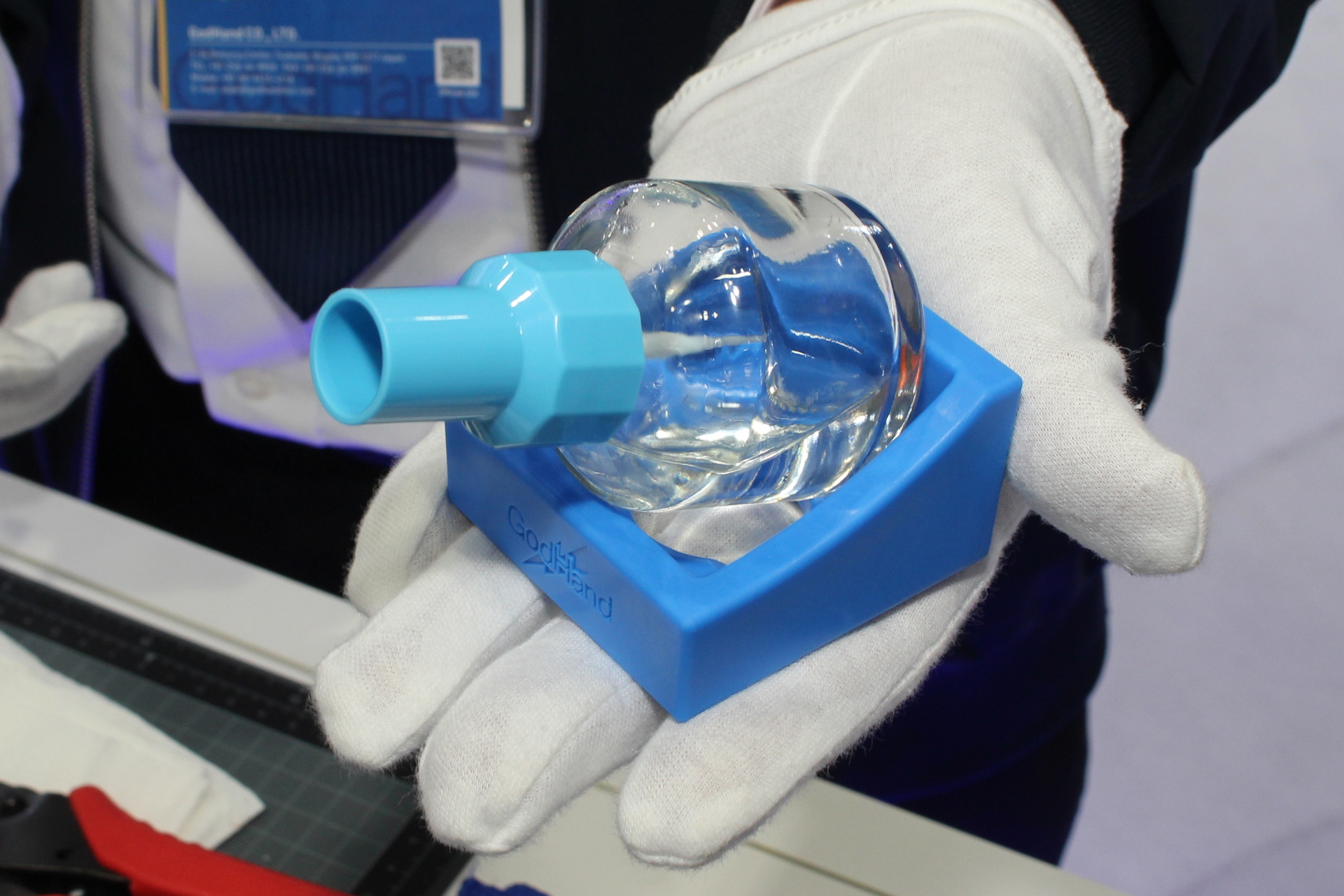 社員が欲しいから作ったという商品の一つ「ボトルスタンド」（発売中、価格は935円）接着剤や塗料のボトルを置くためのスタンドで、通常は平置きで、中身が減ってきたときはボトルを傾けて置いた状態で作業ができる