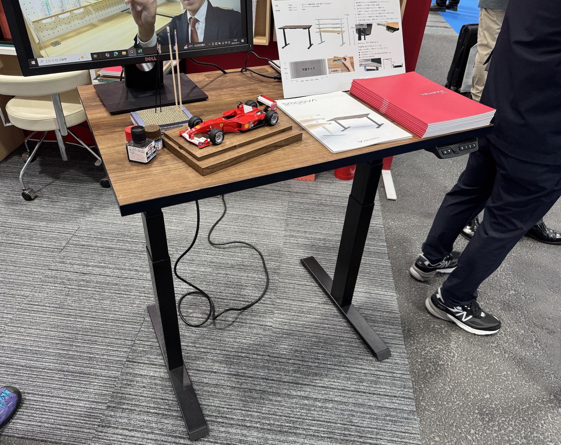 こちらが電動昇降用のスイッチ。側面にはType-CとType-AのUSBポートも完備