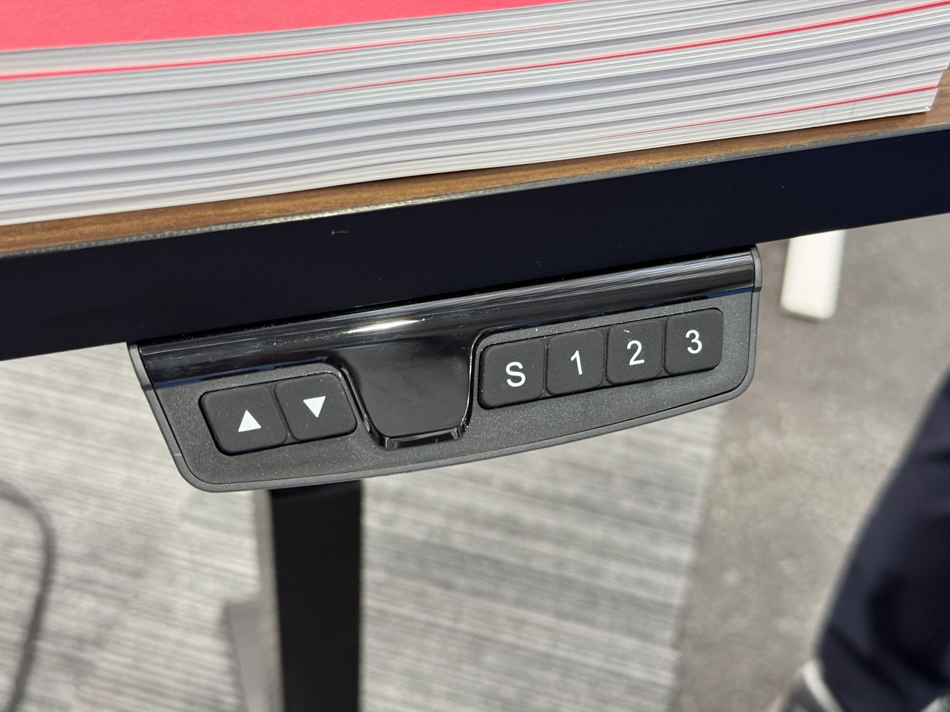 こちらが電動昇降用のスイッチ。側面にはType-CとType-AのUSBポートも完備