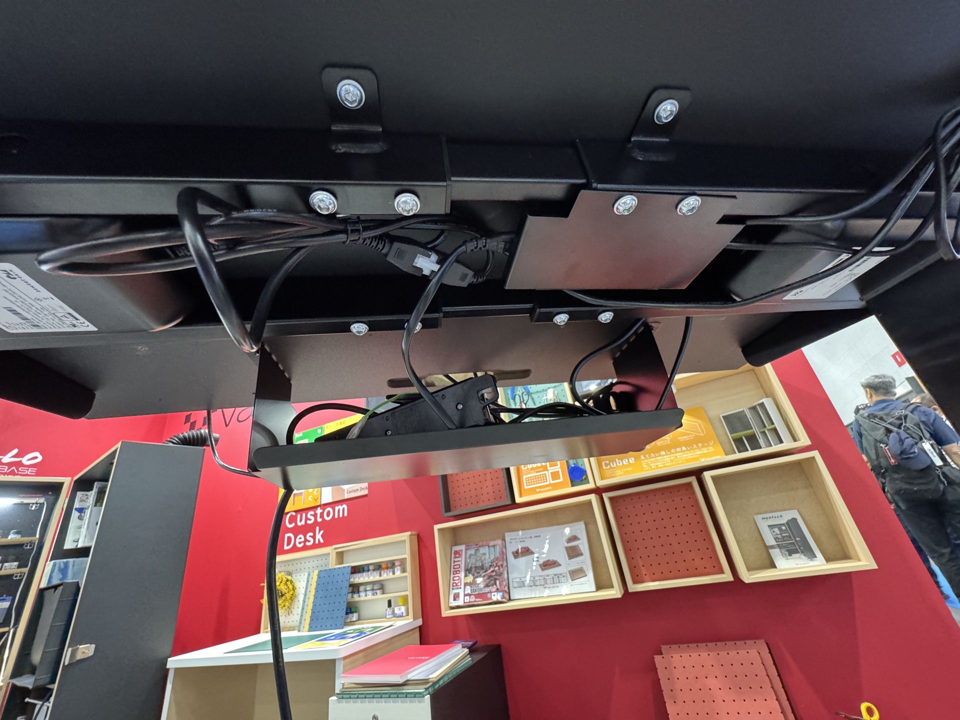 背面の風景。ケーブルをとりまとめるケーブルトレーは別売となる