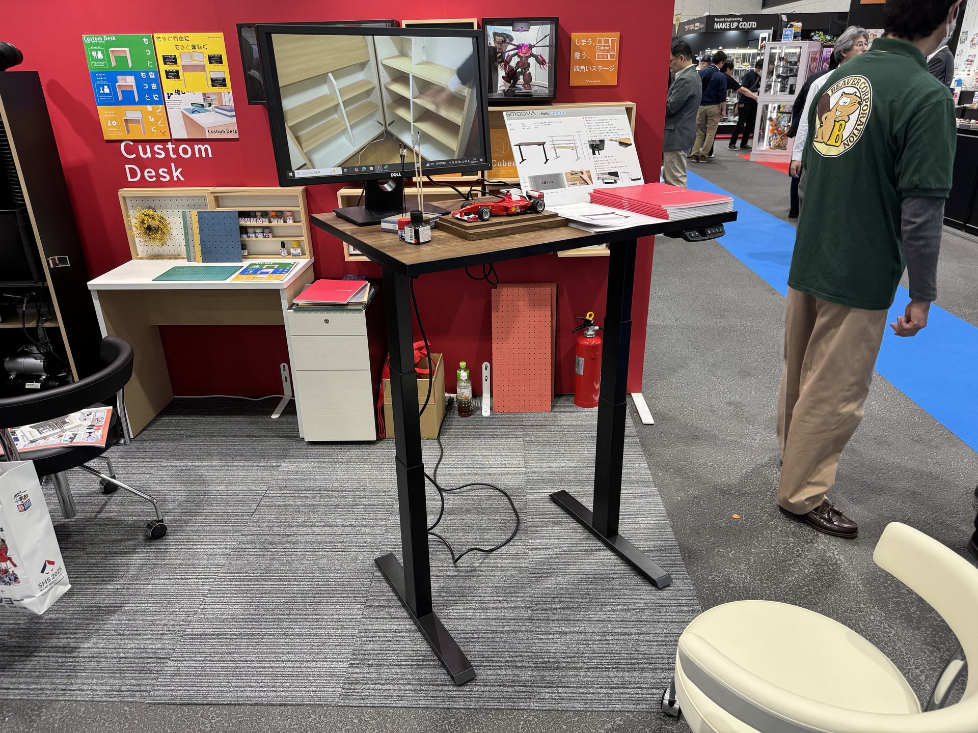 スタンディングホビーデスクという提案はホビーファンに受け容れられるだろうか