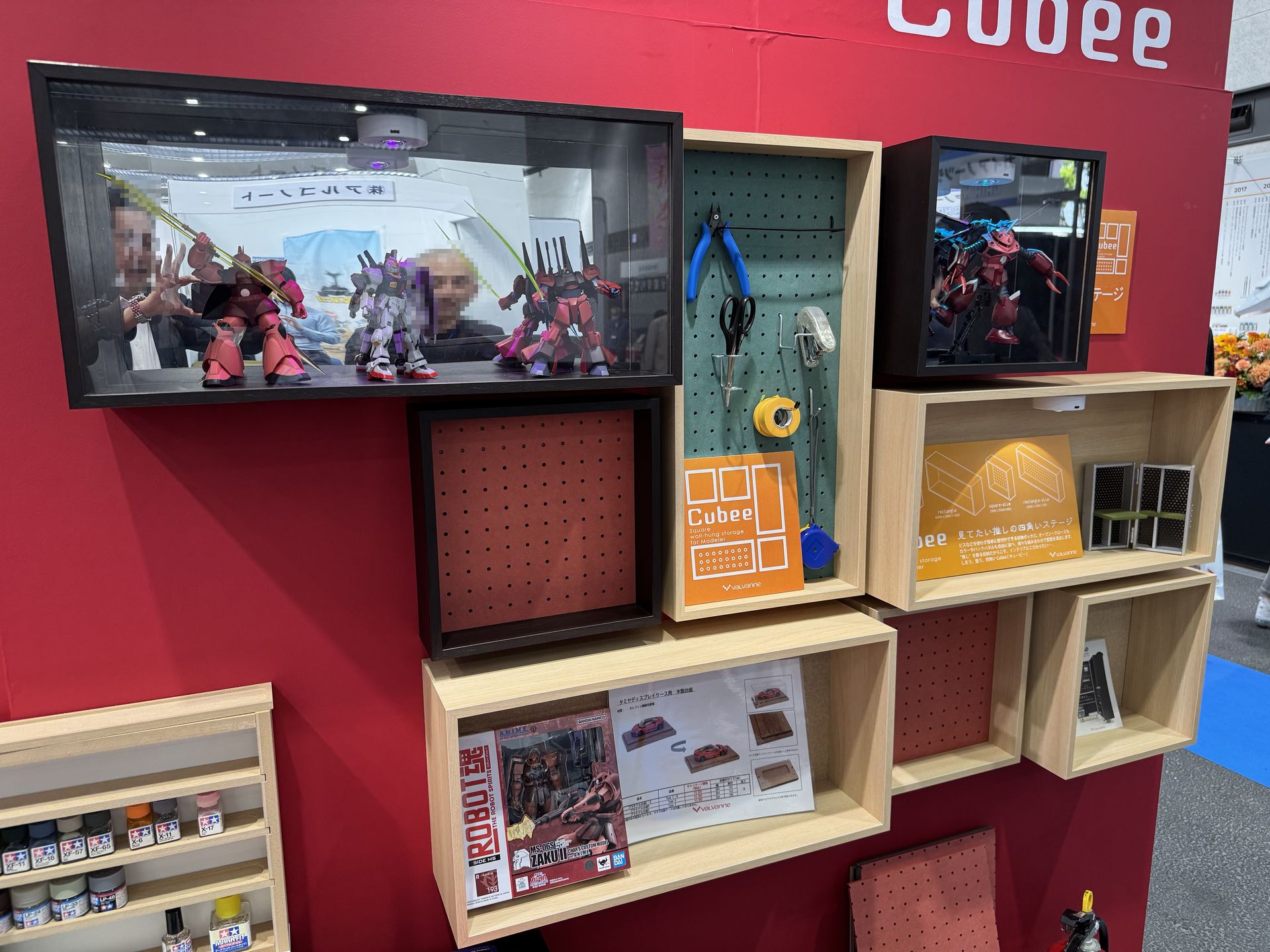 壁に掛けられたラックがすべて「Cubee」だ