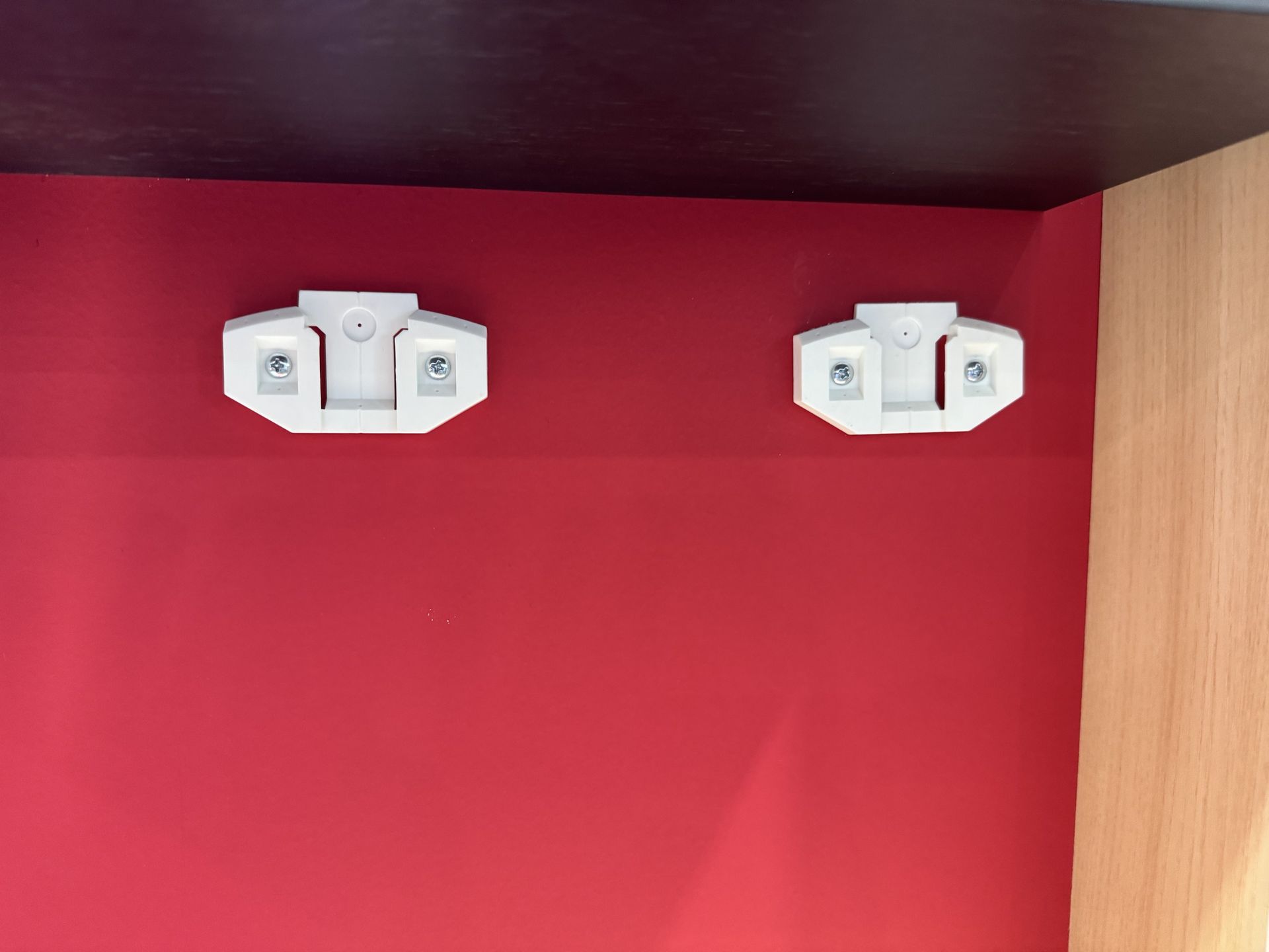 専用の留め具を使って、ラックだけ外せるようになっているのがポイントだ