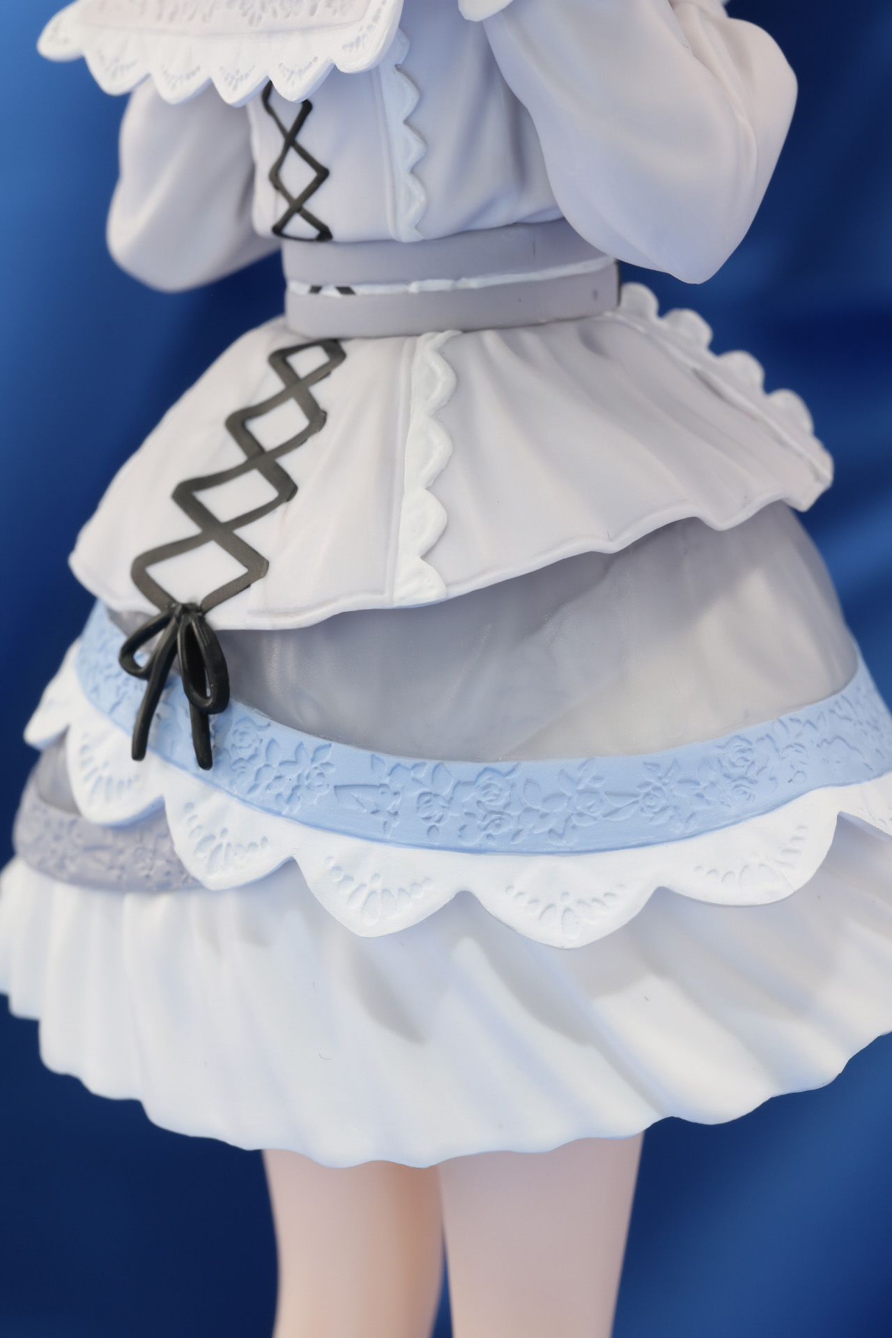 背中のリボンやふわっと浮いた裾や皺も表現されている