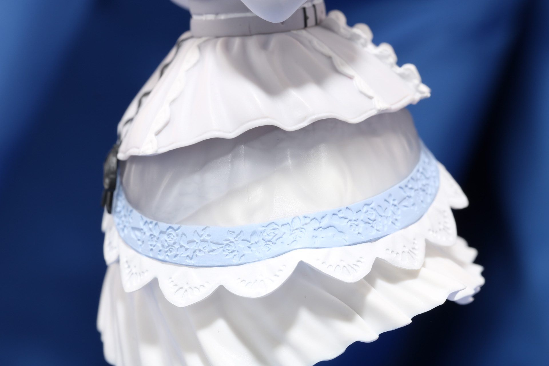 スカートの複雑な作りやレースの模様もしっかり造形されている