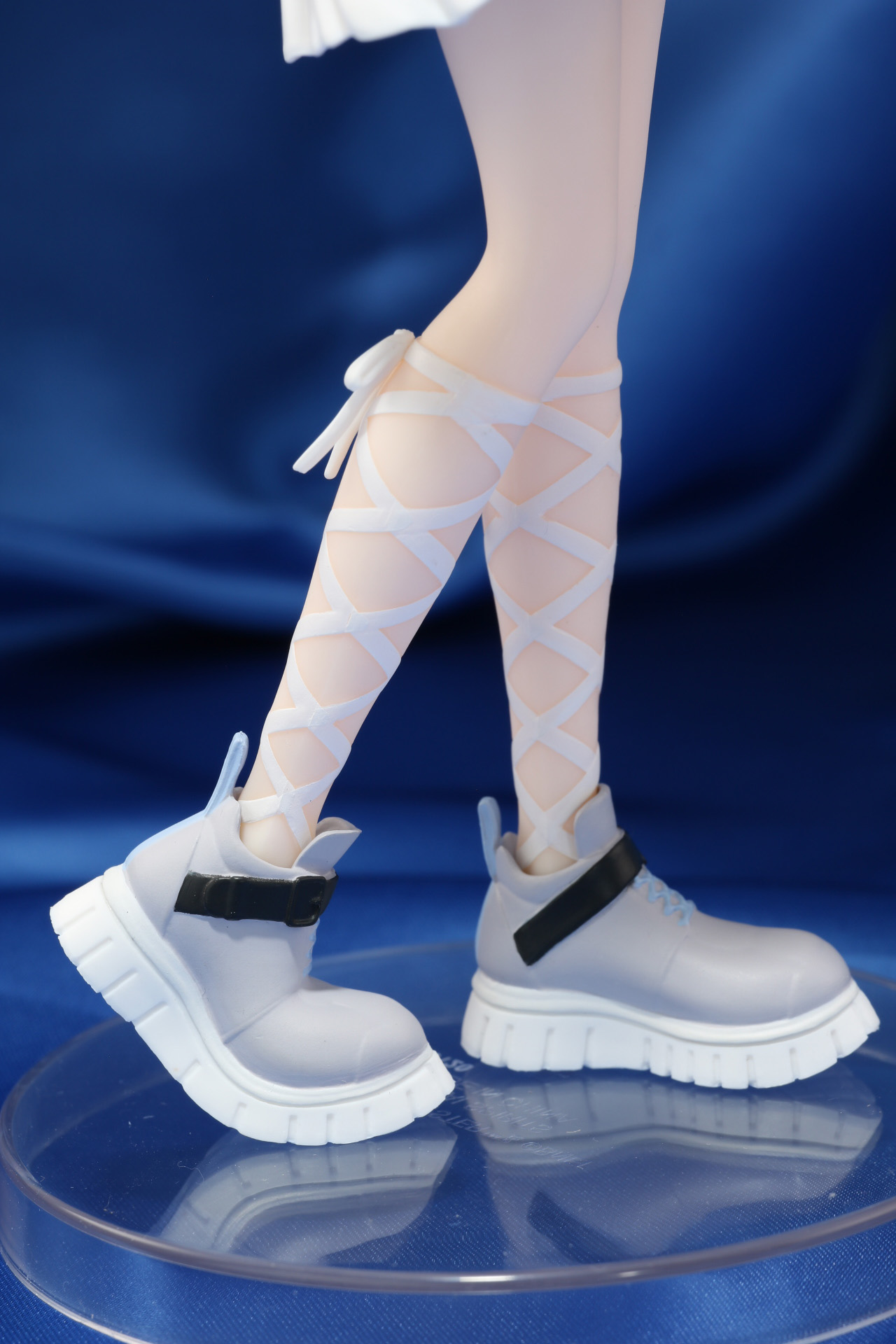 足元はシンプルなコーディネートでスニーカーはアクティブな印象