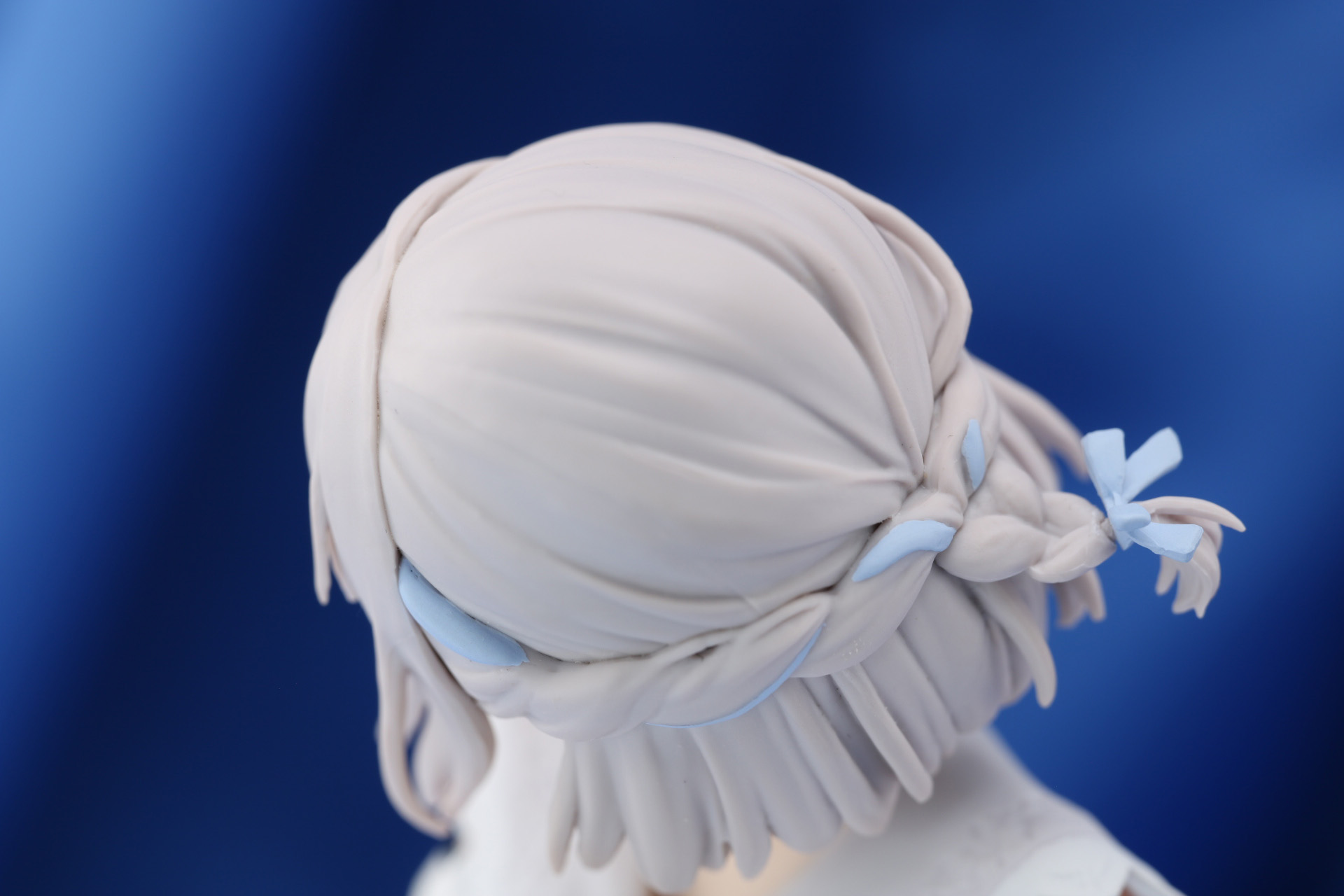 リボンの編み込みも細かく表現されている