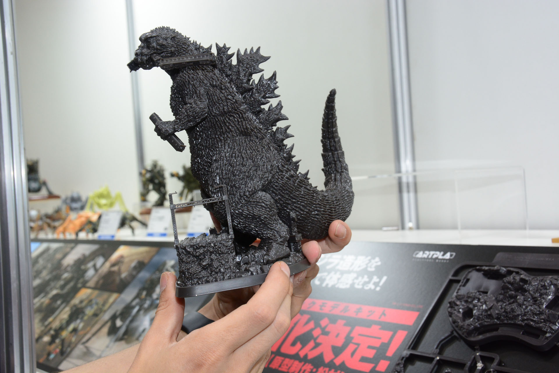 様々な角度で見る印象が異なり、立体物としてみることで本当の魅力がわかる設計になっている