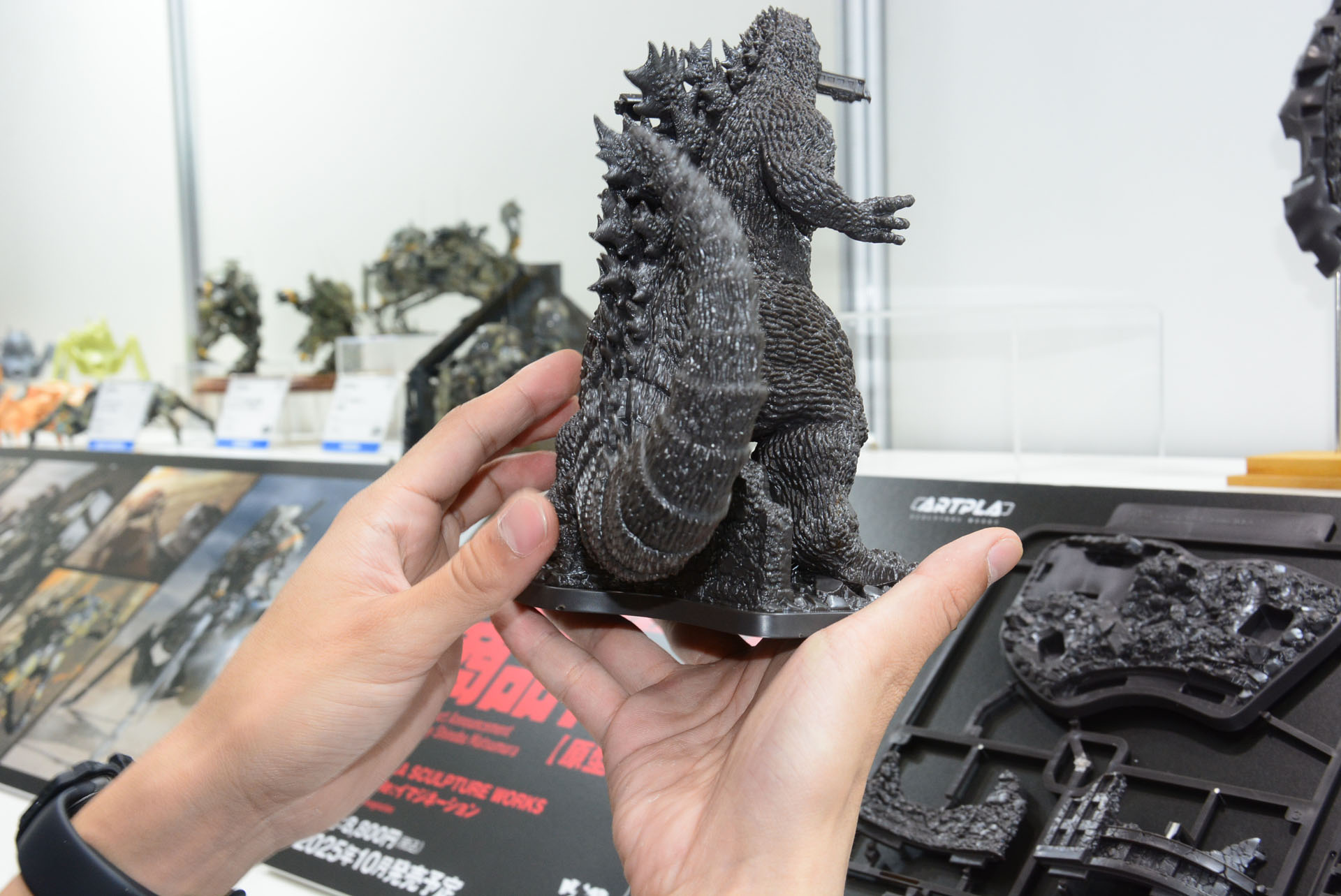 様々な角度で見る印象が異なり、立体物としてみることで本当の魅力がわかる設計になっている