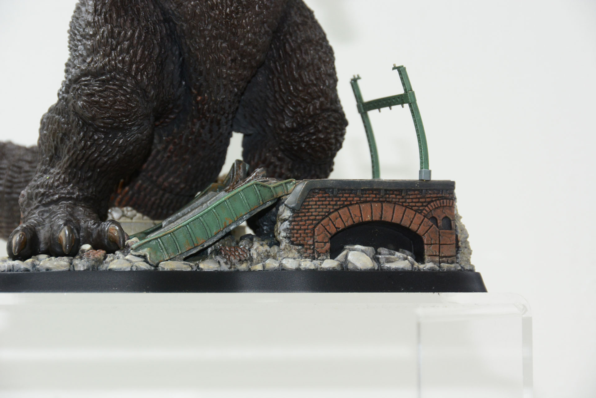 台座となっている有楽町の廃墟も見所