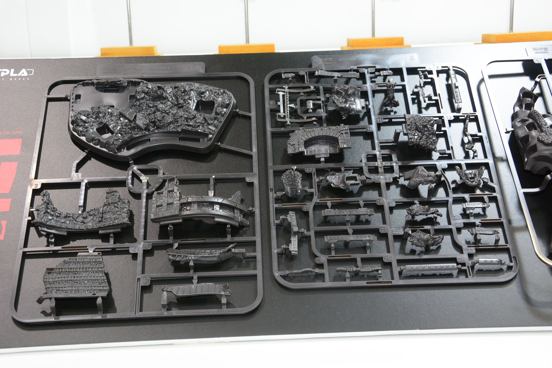 台座となっている有楽町の廃墟も見所