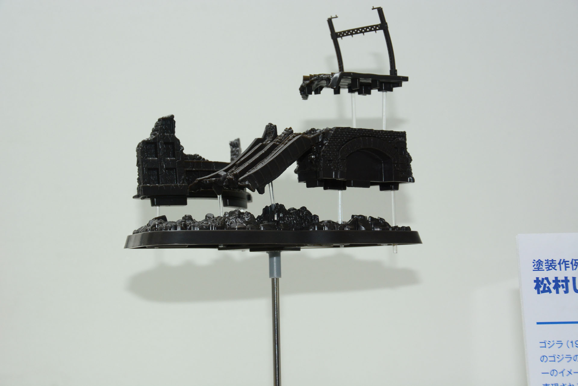 台座となっている有楽町の廃墟も見所