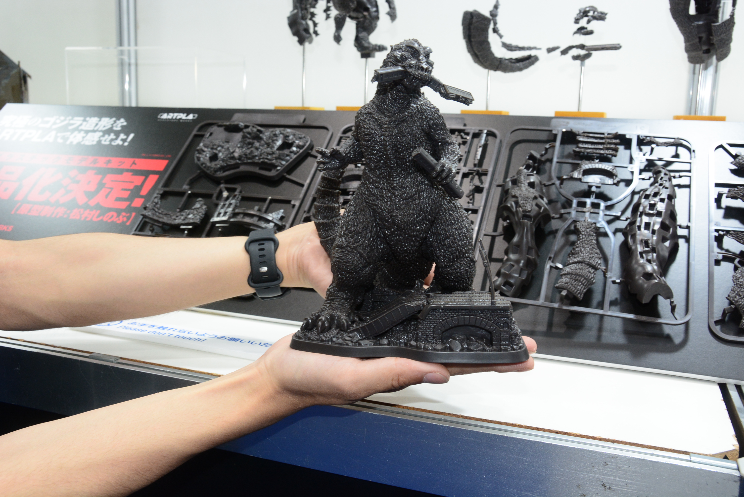 手に持った時の重さ、密度感もセールスポイント