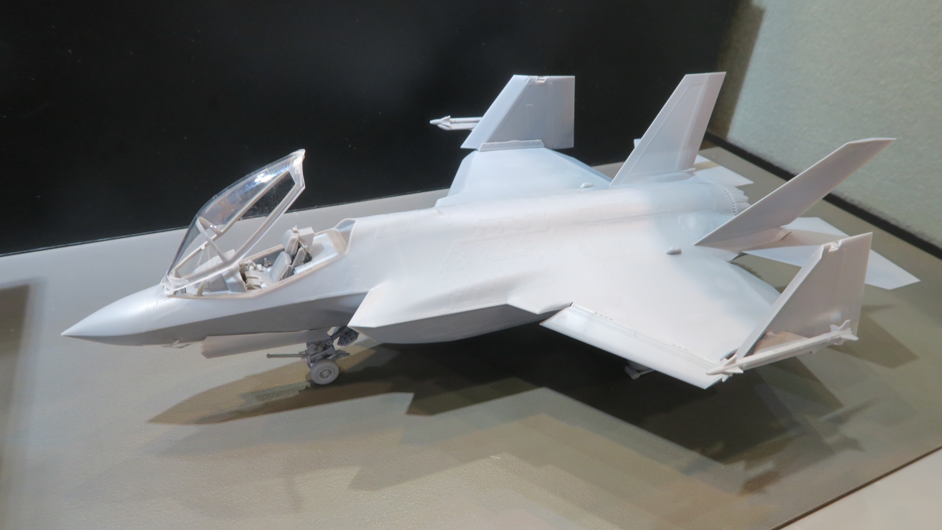 C型を象徴する翼端折りたたみ機構