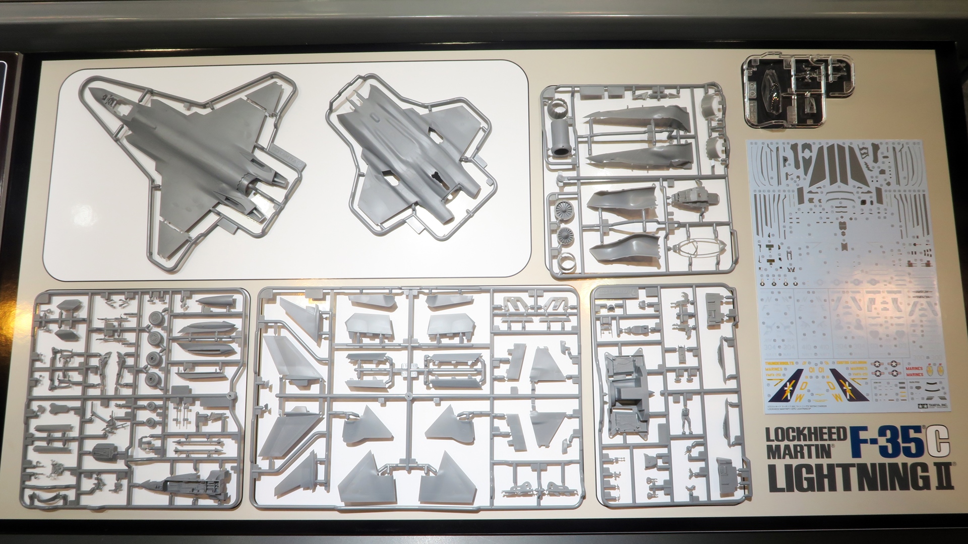 ランナー構成はグレー成形４枚＋クリアパーツ。外観と脚部が新規金型で、それ以外はA型と共通パーツだ。