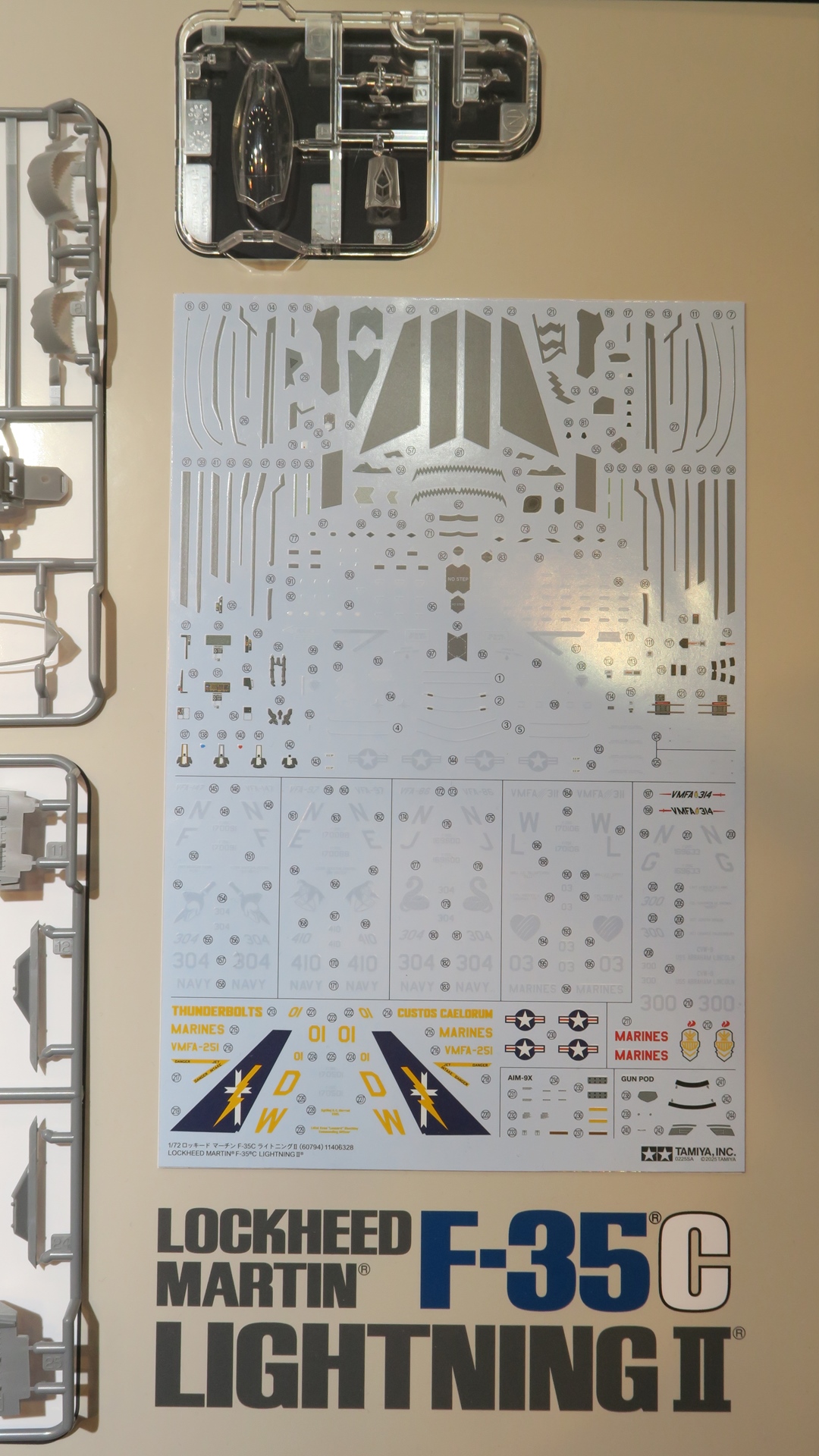 デカールには2024年11月、横須賀基地に配備された空母「ジョージ・ワシントン」艦載機を含む６種類のマーキングが付属。