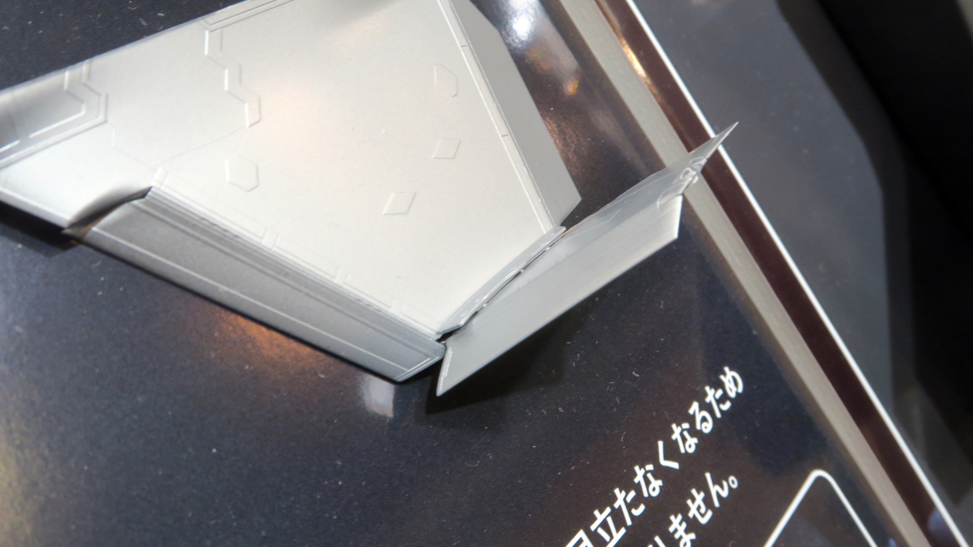 主翼面や切断跡で外観を損なう心配なく、簡単に各状態を選択して組める。