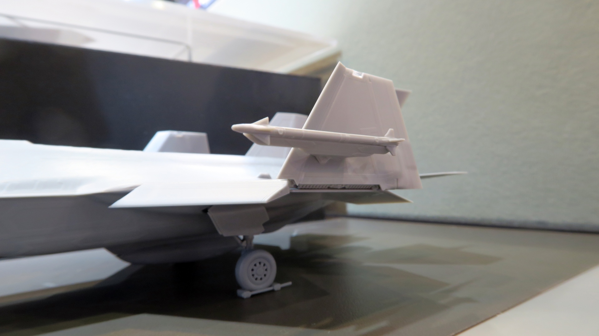 主翼面や切断跡で外観を損なう心配なく、簡単に各状態を選択して組める。