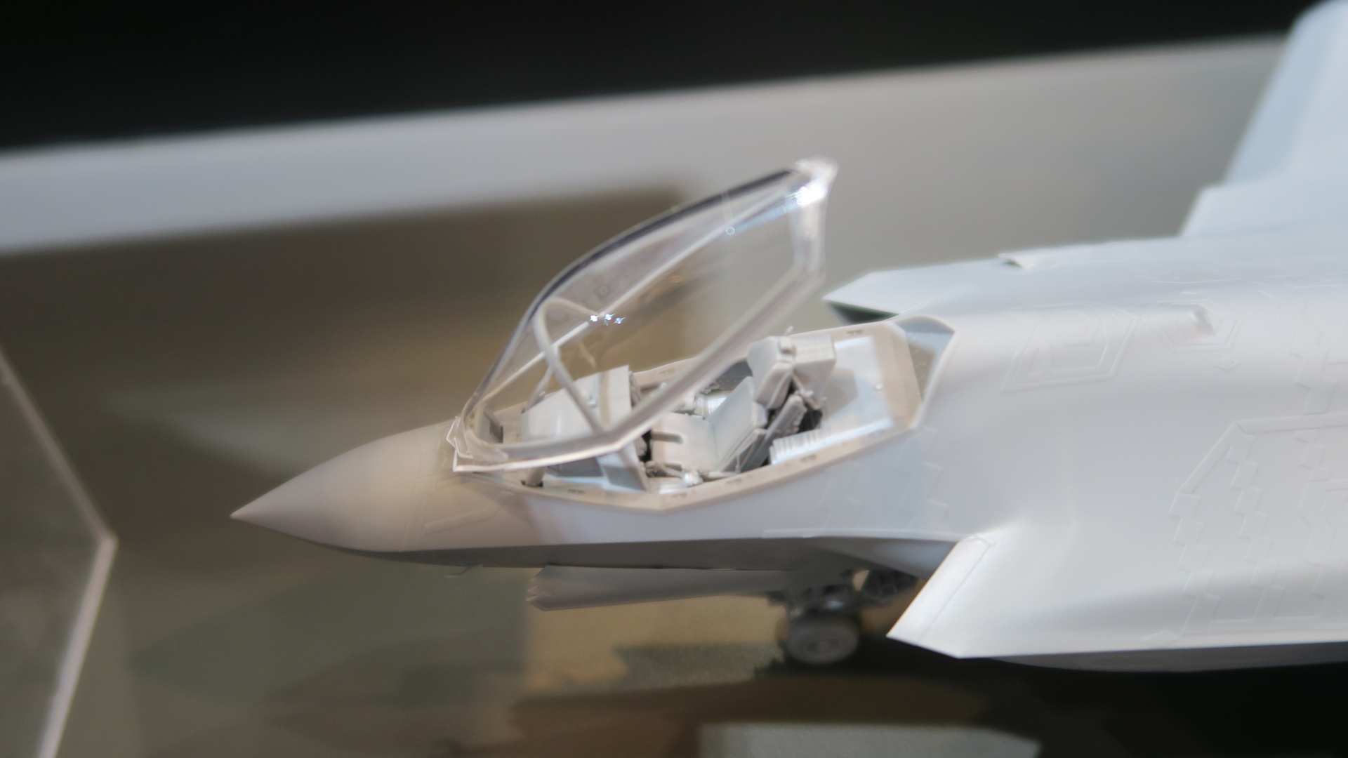 開閉選択式キャノピーとRAMパネルモールドも高精度に再現されている。