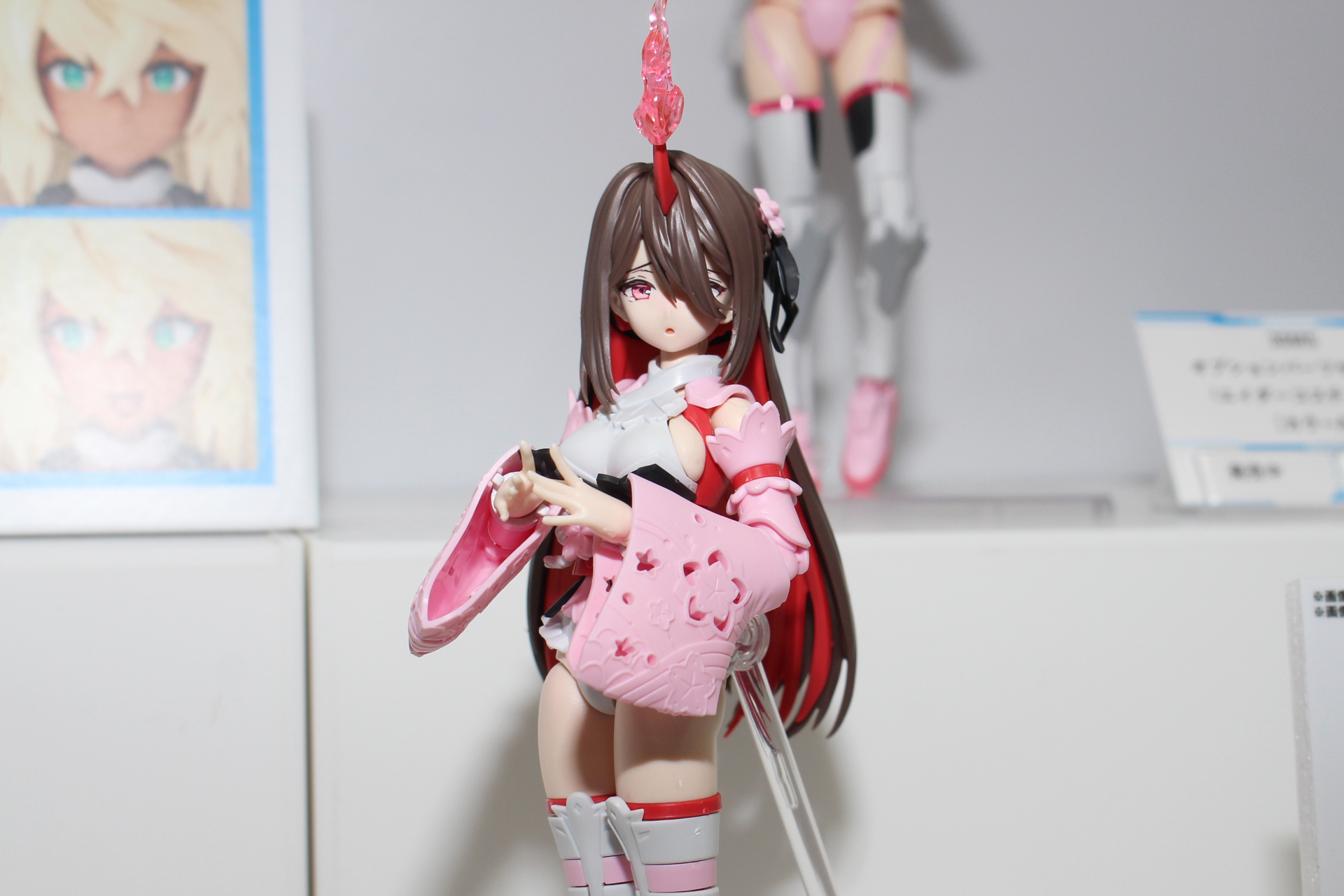 着物の模様がモールドと抜きで表現された袖の部分。塗装にも挑戦していただきたい