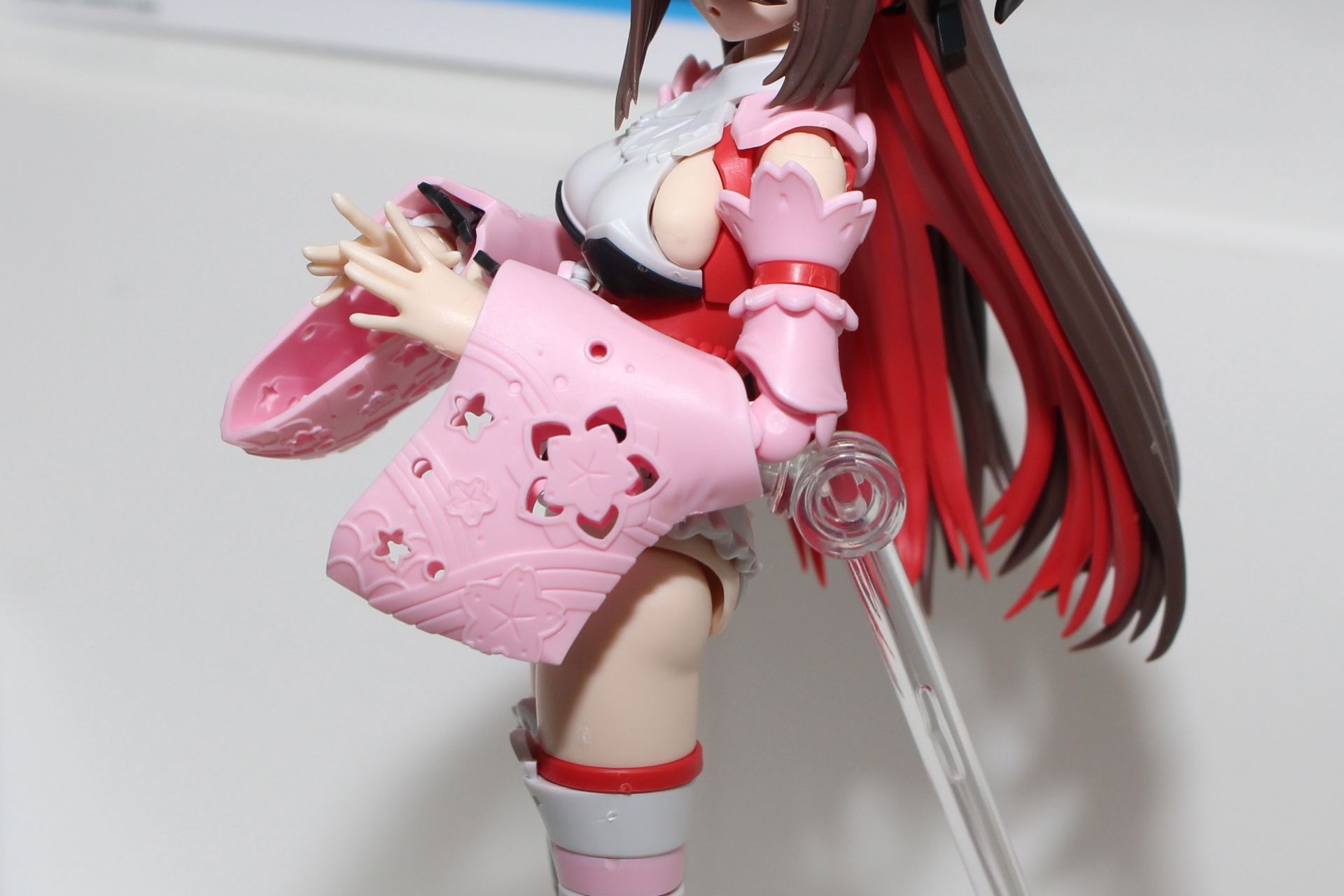 着物の模様がモールドと抜きで表現された袖の部分。塗装にも挑戦していただきたい