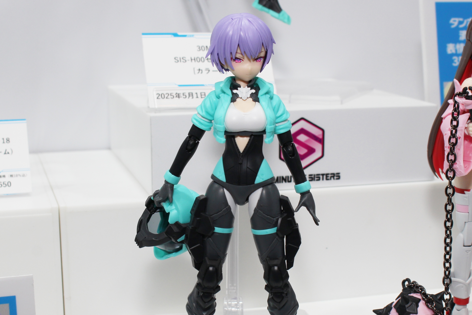 ヘルメットを手に持つハンドパーツも付属する