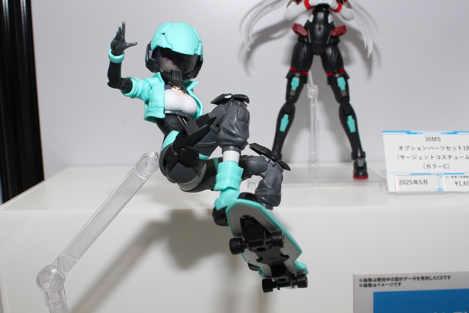 ヘルメットを着用した状態。バイザーはスモークカラーのクリアパーツなので着用時も表情が見える