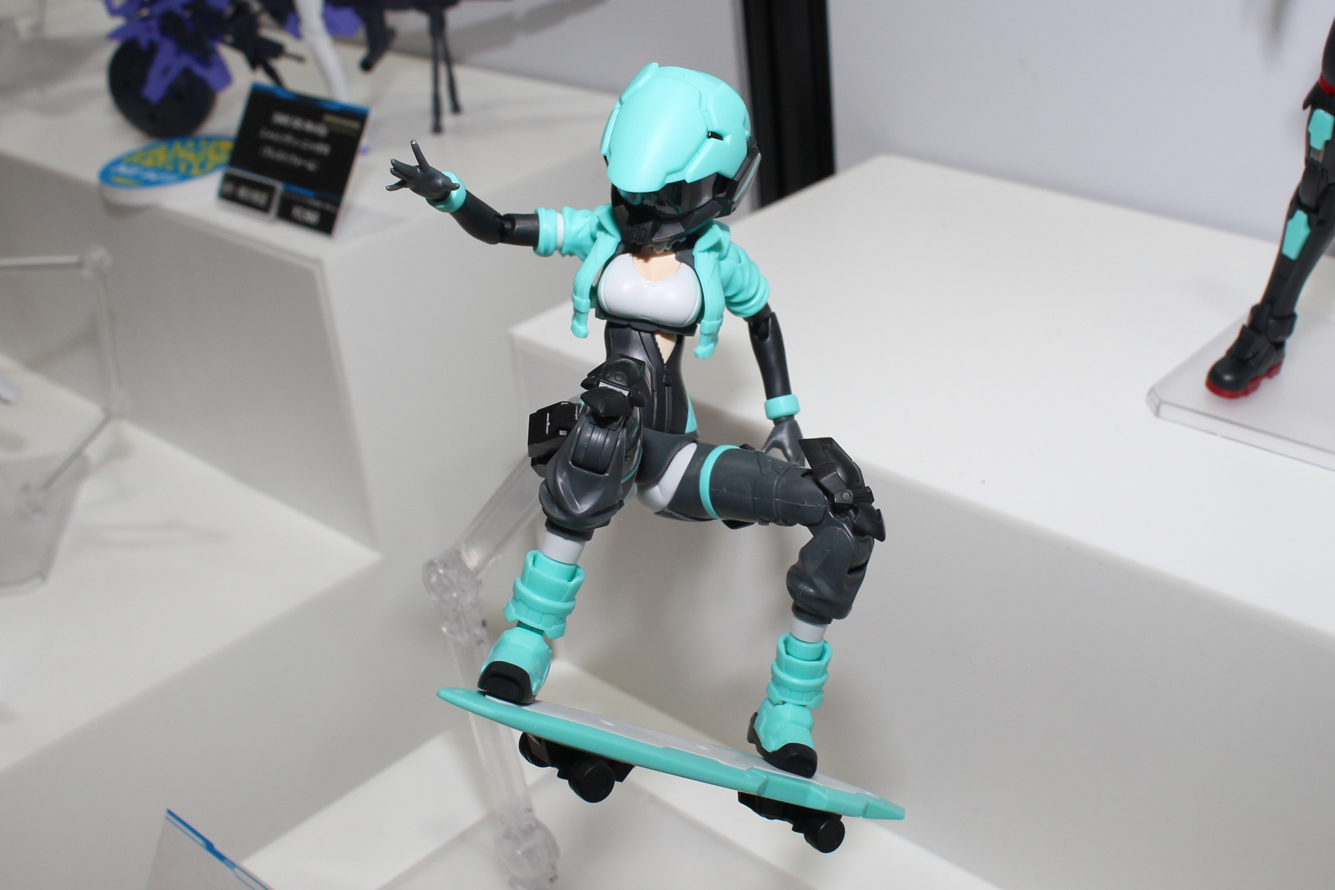 ボードはジョイントで固定できるので、アクションベースを使えばトリックのポージングも楽しめる