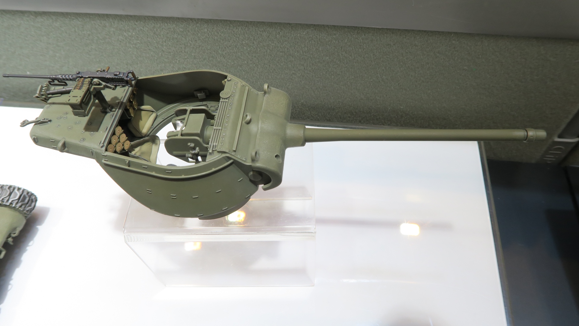 ブースではパーツ類や開放砲塔内部の精密再現が来場者の目を奪った。