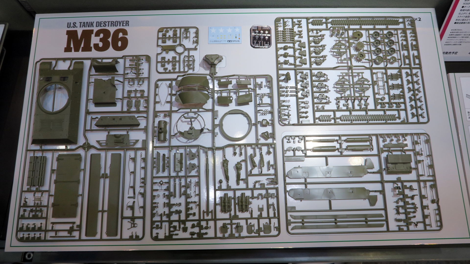 中央上部の透明部品とM2重機関銃を除き、ほぼすべてのパーツが新規金型による成形。