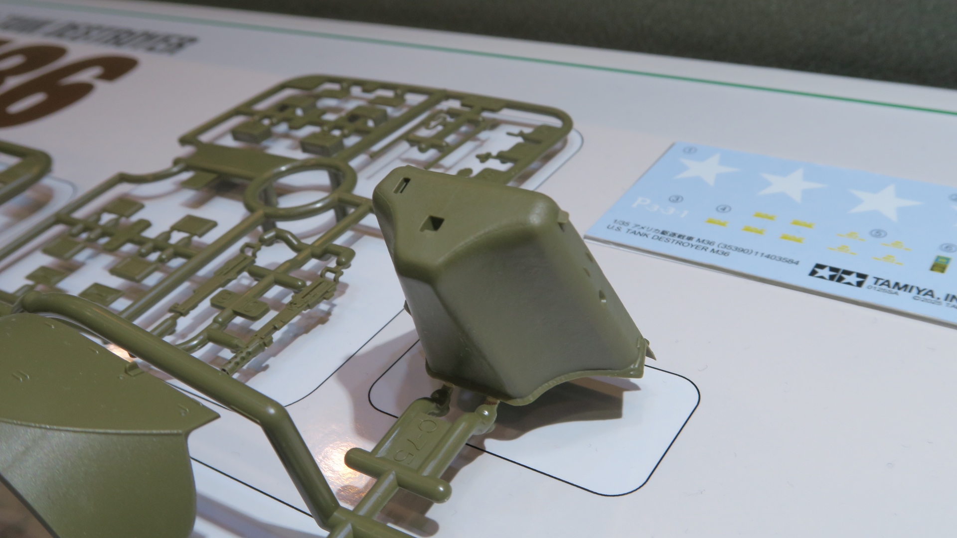 特殊なスライド金型を使用することで、一体成形にもかかわらずカウンターウェイトの上部にもしっかりと表現が加えられている。