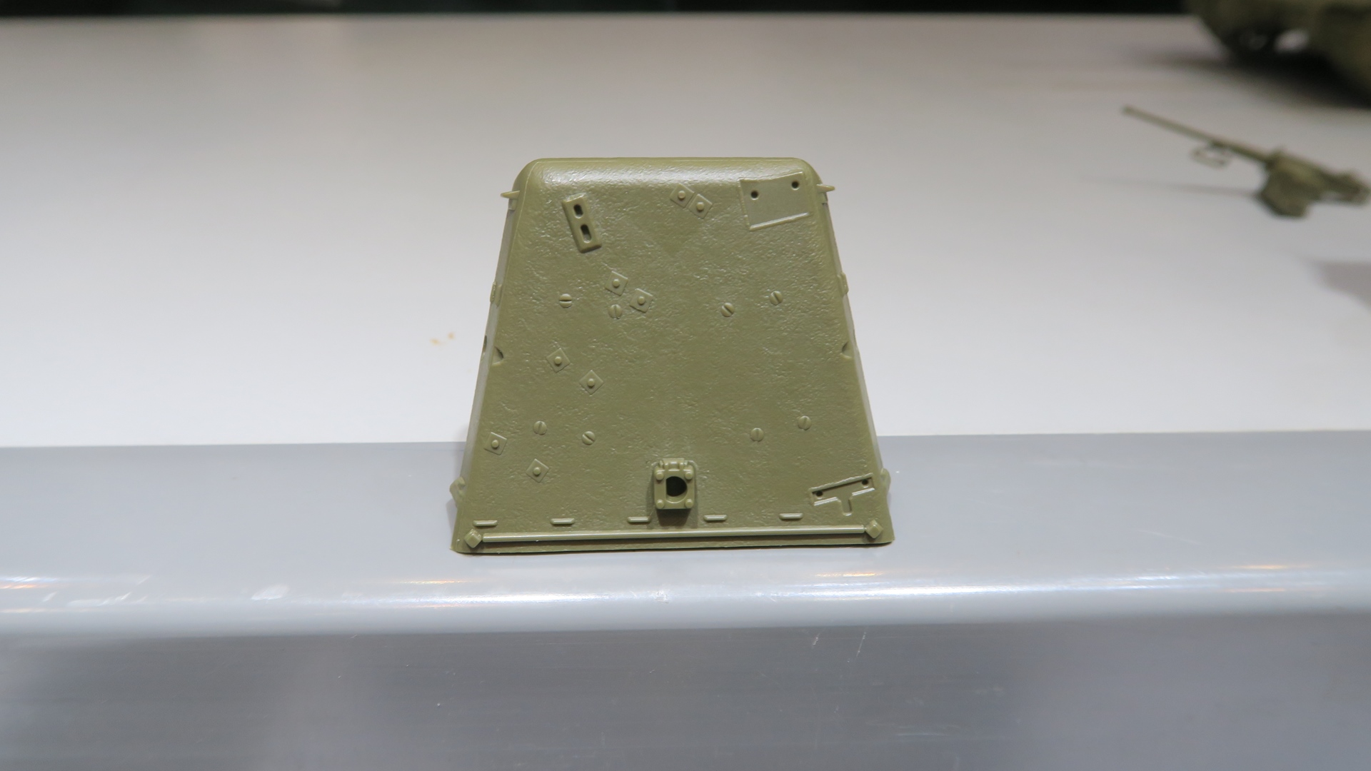 特殊なスライド金型を使用することで、一体成形にもかかわらずカウンターウェイトの上部にもしっかりと表現が加えられている。