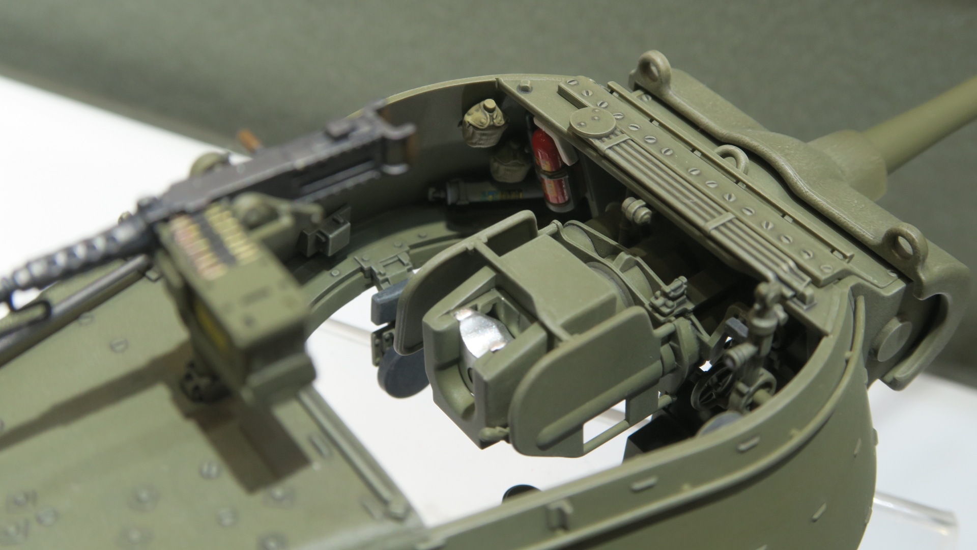 砲塔内部は消化器などの備品はもちろん、ターポリン製弾薬カバーのジッパーに至るまで極薄パーツで質感を再現している。