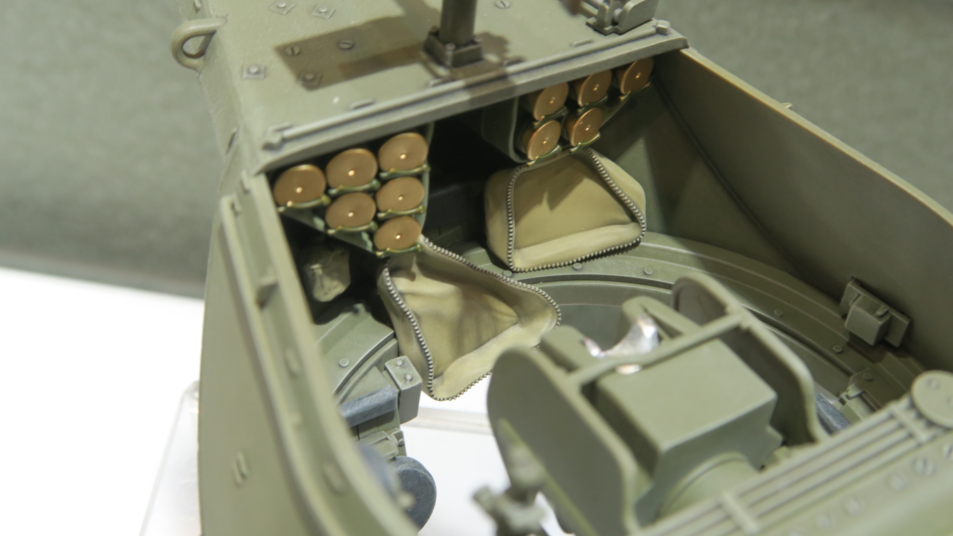 砲塔内部は消化器などの備品はもちろん、ターポリン製弾薬カバーのジッパーに至るまで極薄パーツで質感を再現している。