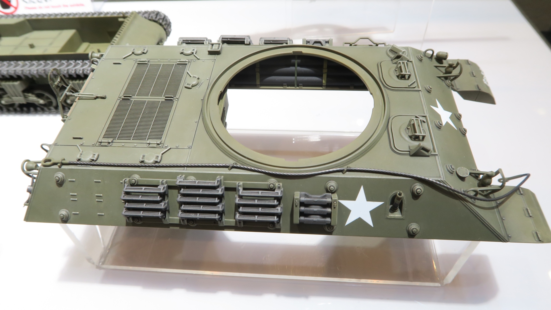 ワイヤーロープは毛羽立ちや接着が難しいといった問題がおきやすい糸材をやめ、4分割プラ化してレイアウと取り付けがビシッと決まるように変更