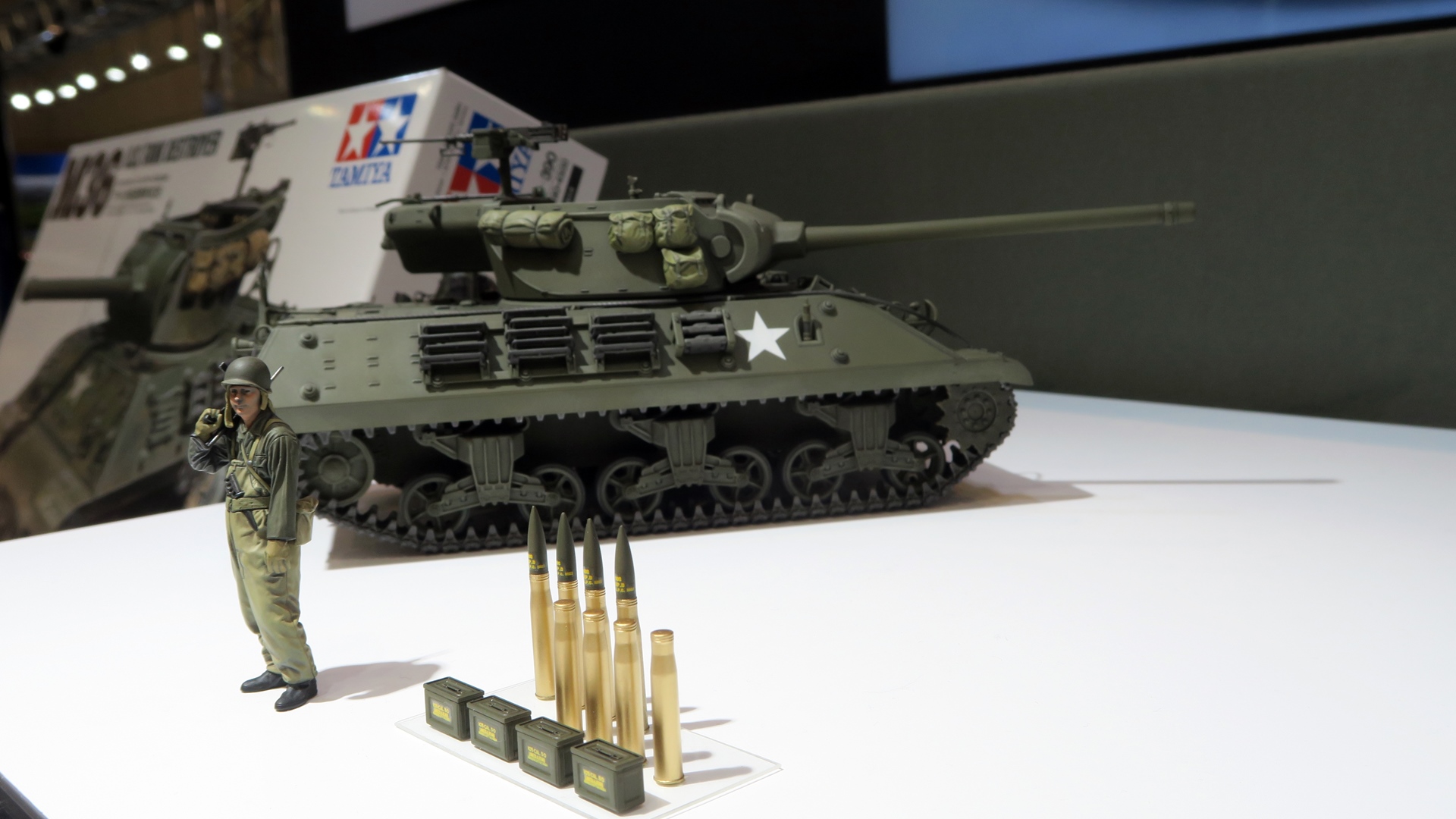 付属の搭乗員にも工夫が加えられており、銃器と手のパーツを一体化させることで、持ち手に隙間などが生まれないように配慮されている。