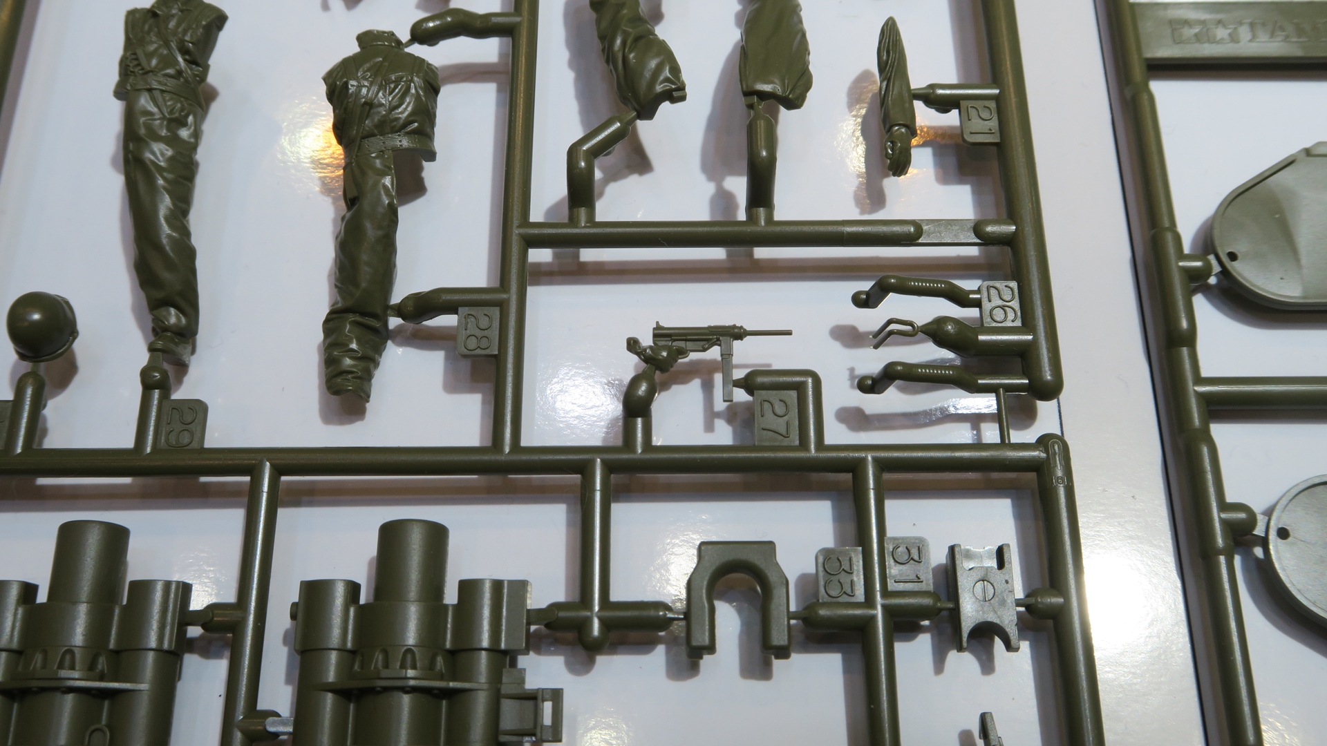 付属の搭乗員にも工夫が加えられており、銃器と手のパーツを一体化させることで、持ち手に隙間などが生まれないように配慮されている。