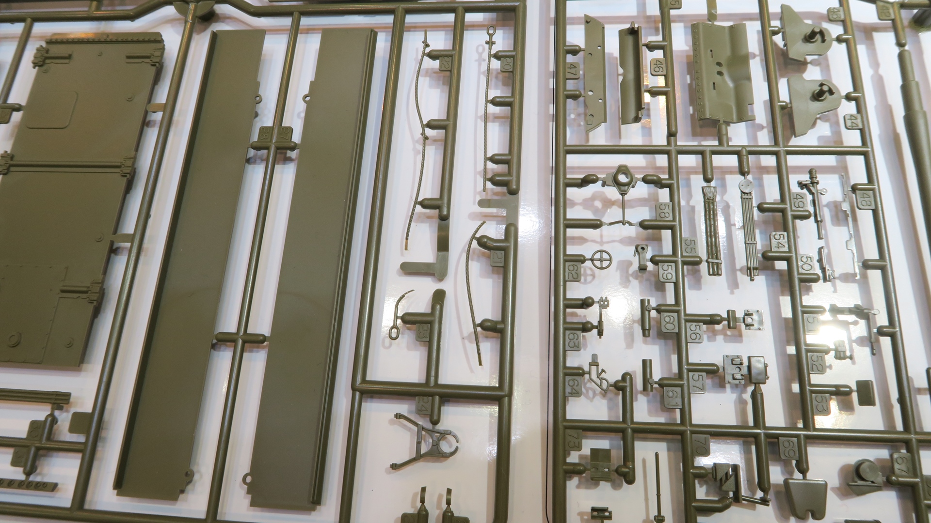 ワイヤーロープは毛羽立ちや接着が難しいといった問題がおきやすい糸材をやめ、4分割プラ化してレイアウと取り付けがビシッと決まるように変更